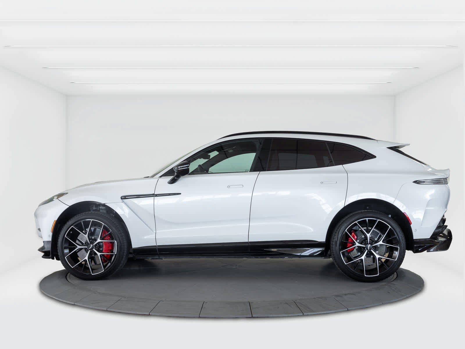 2025 Aston Martin DBX