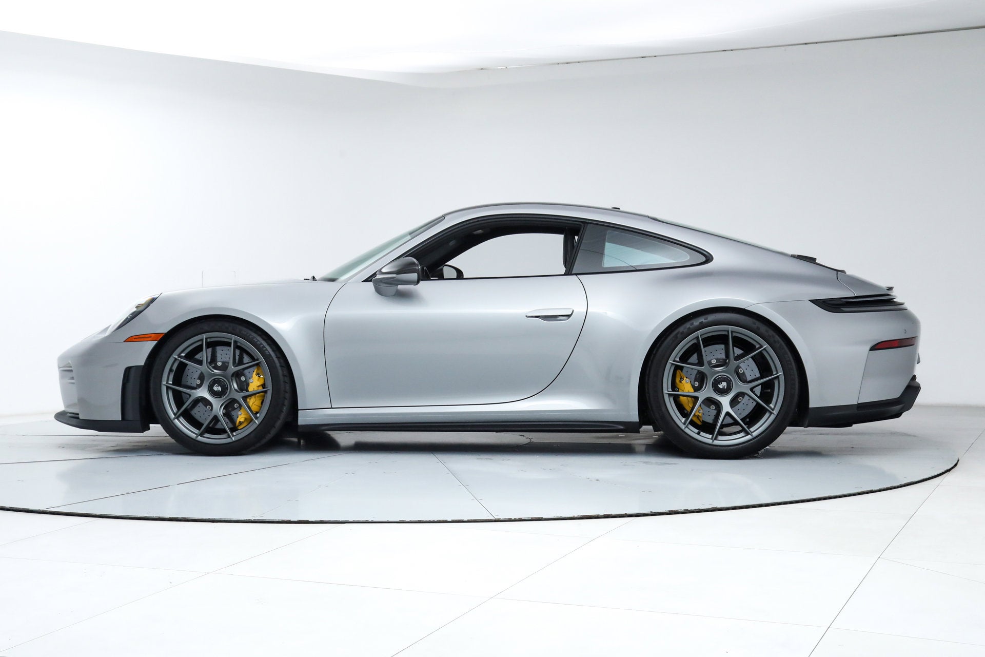 GT3 Coupe w/Touring Package