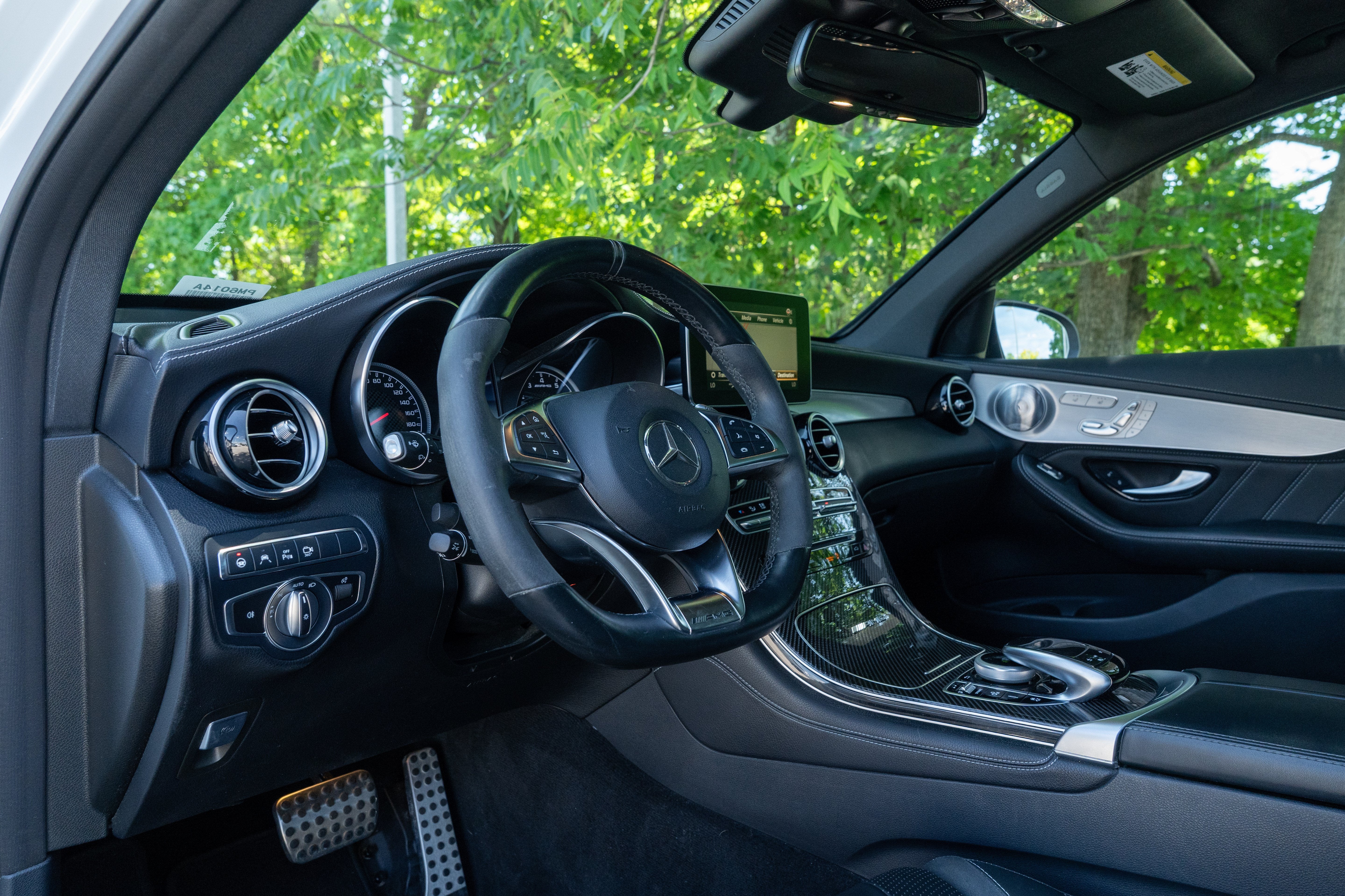 Used 2019 designo Diamond White Metallic Mercedes-Benz AMG® 63 4MATIC+ image 27