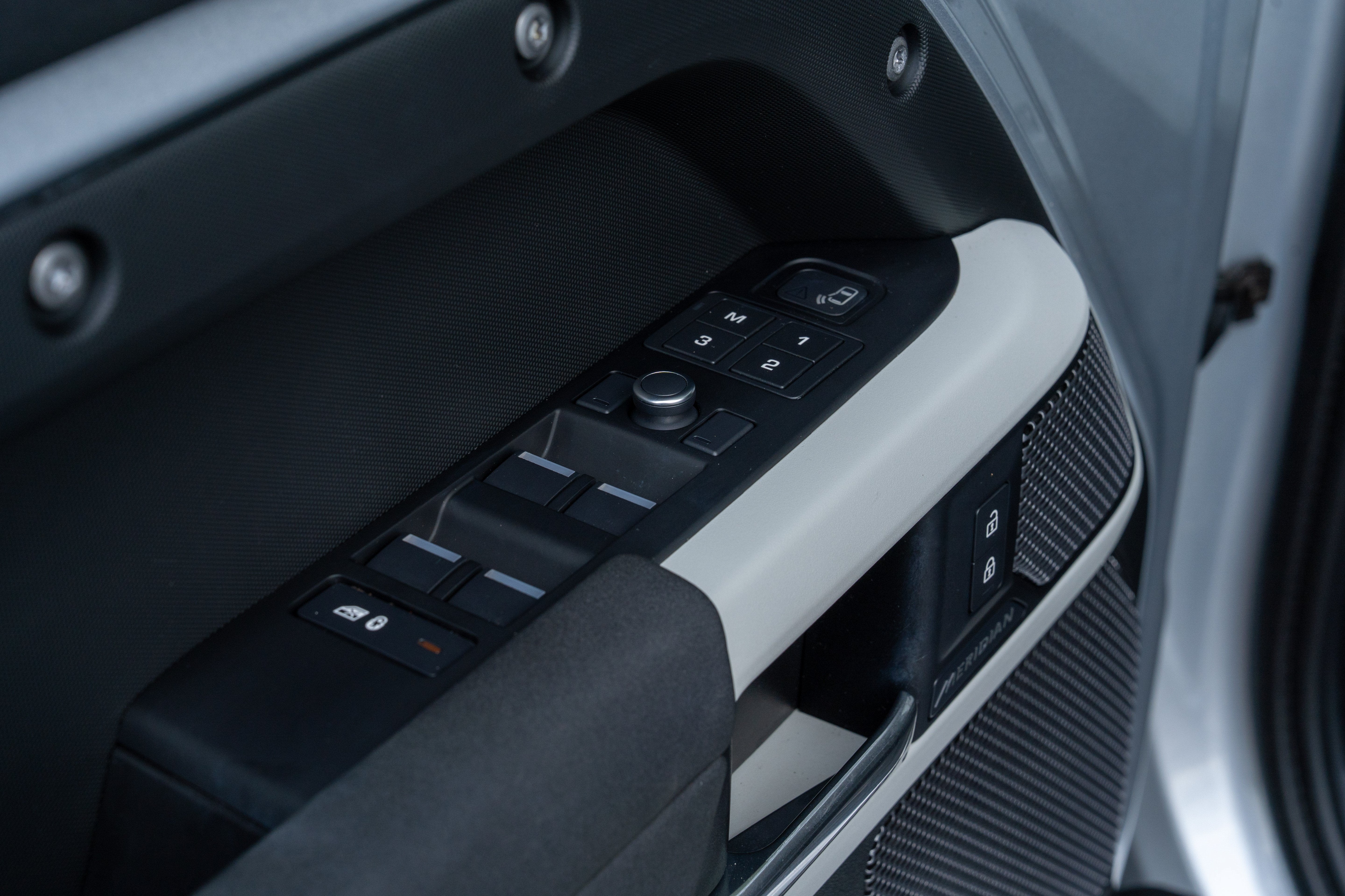 Used 2020 Silver Land Rover First Edition image 13
