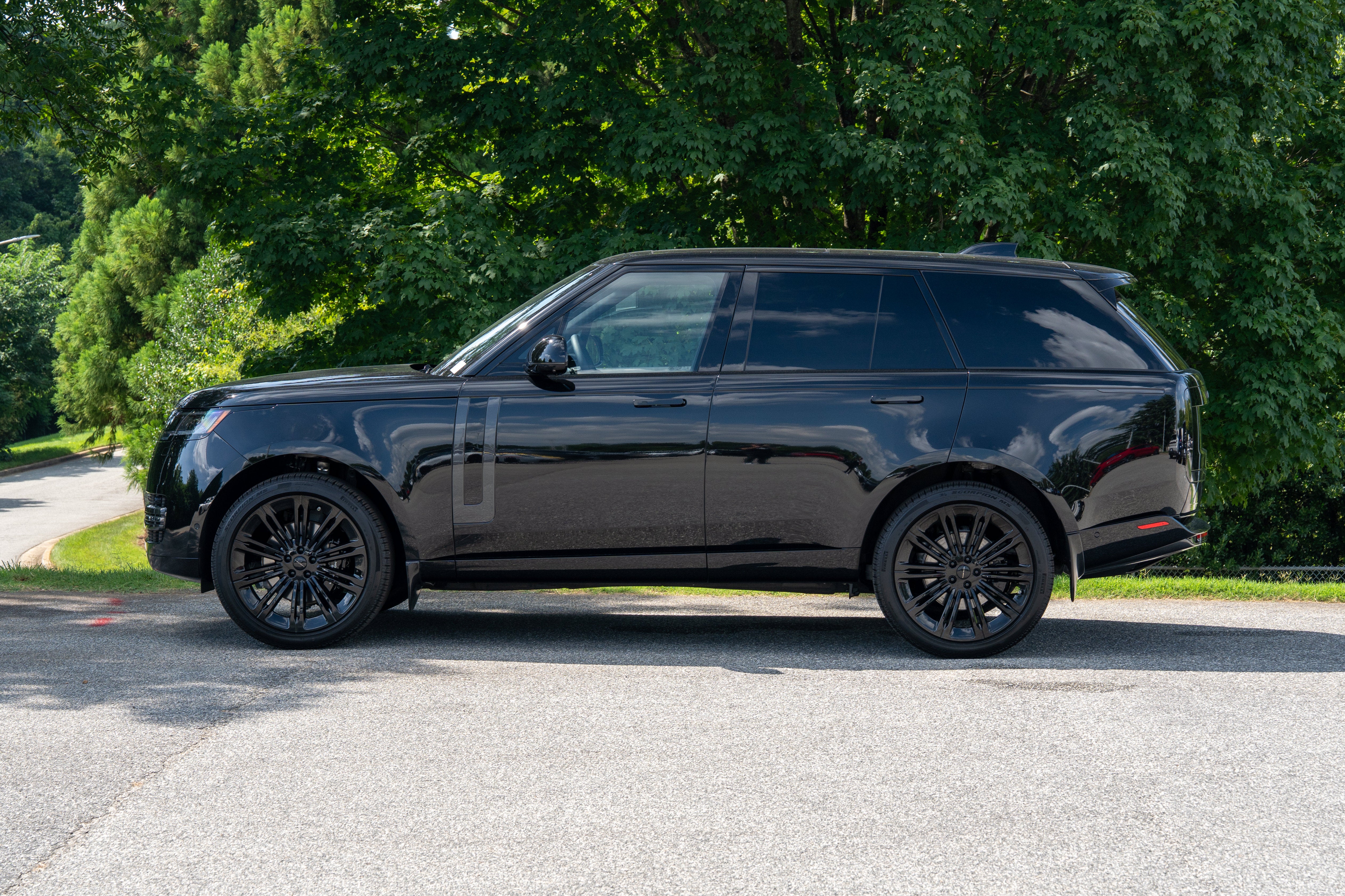 Used 2026 Santorini Black Metallic Land Rover SE image 5
