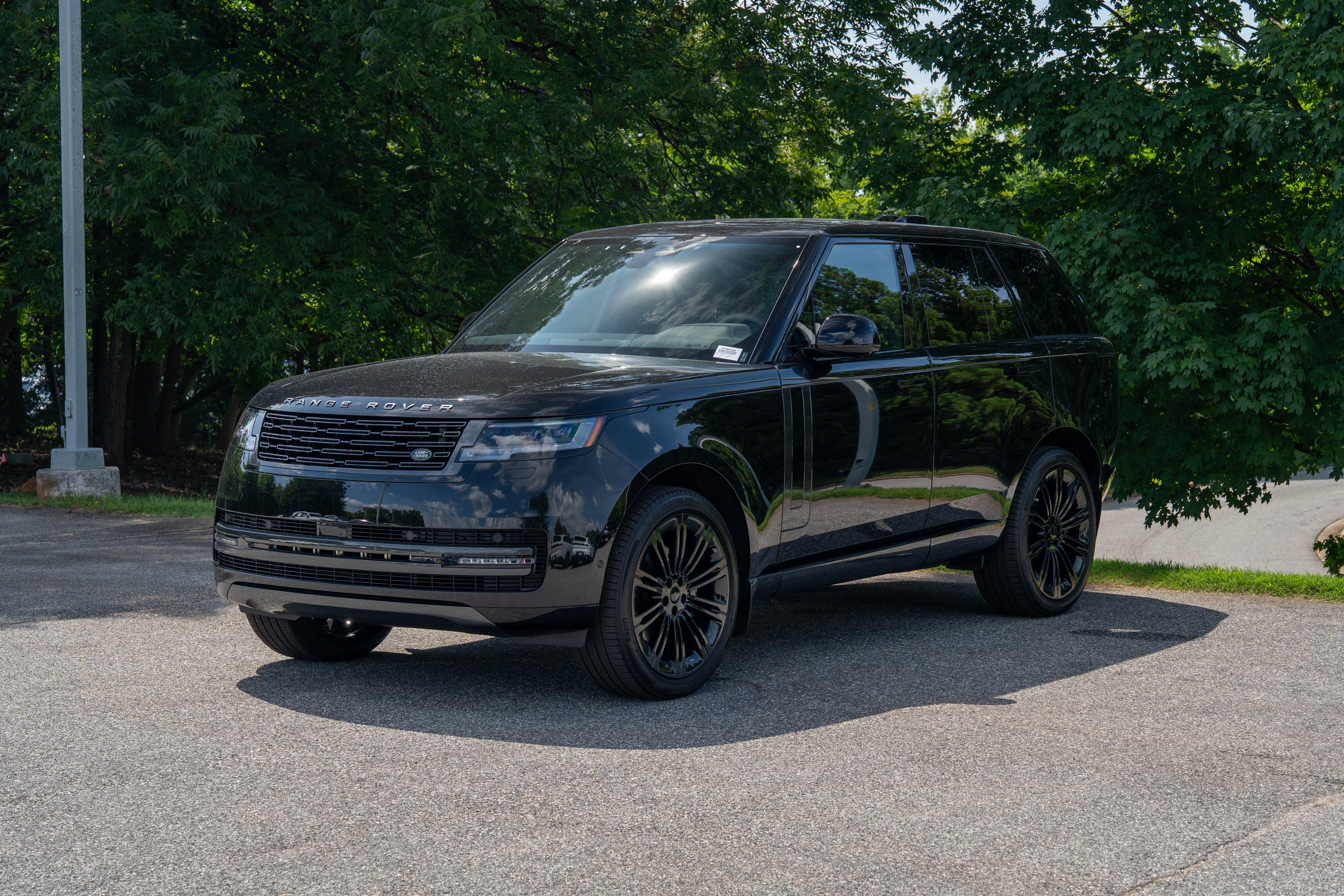 Used 2026 Santorini Black Metallic Land Rover SE image 3