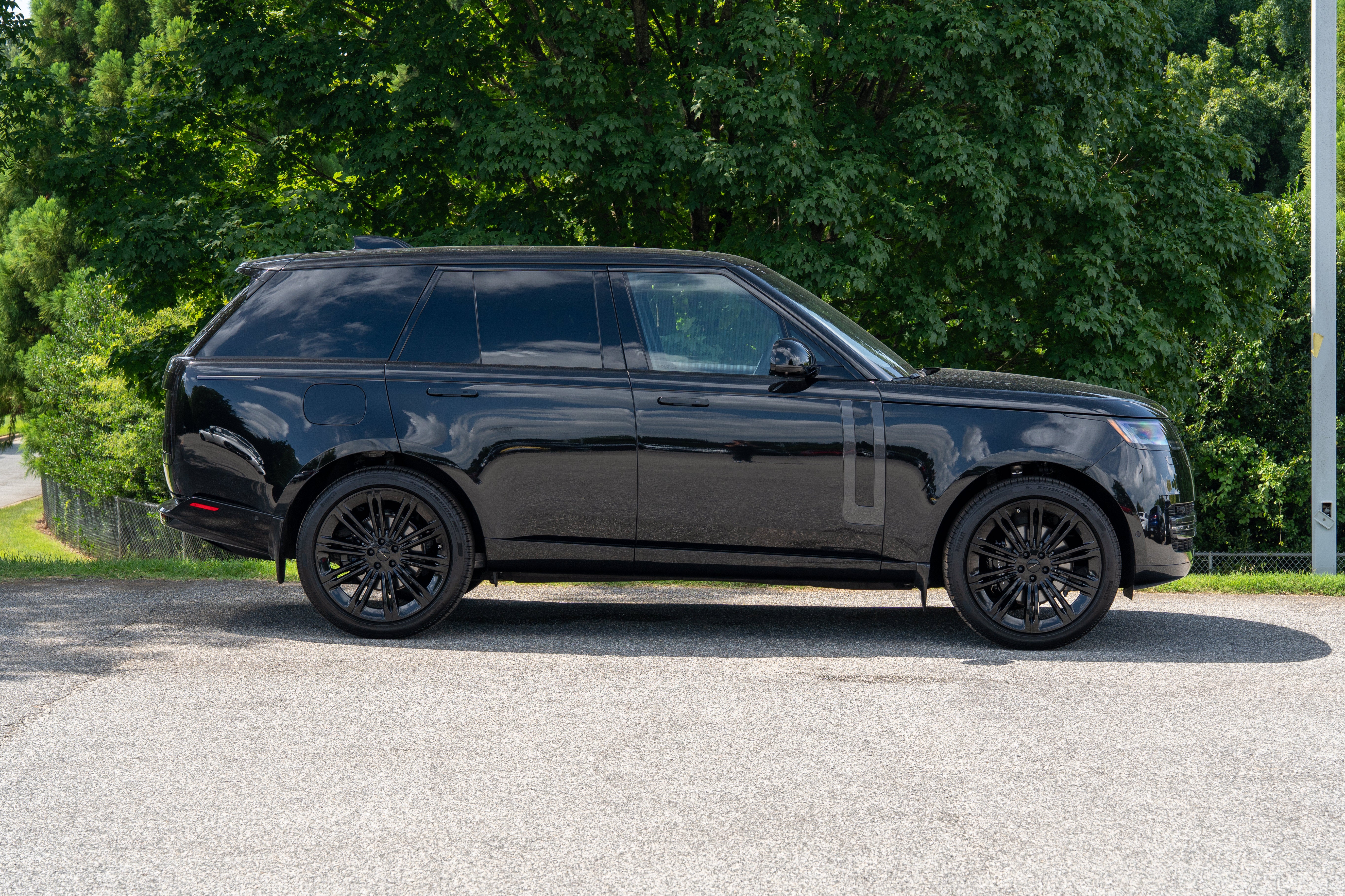 Used 2026 Santorini Black Metallic Land Rover SE image 9