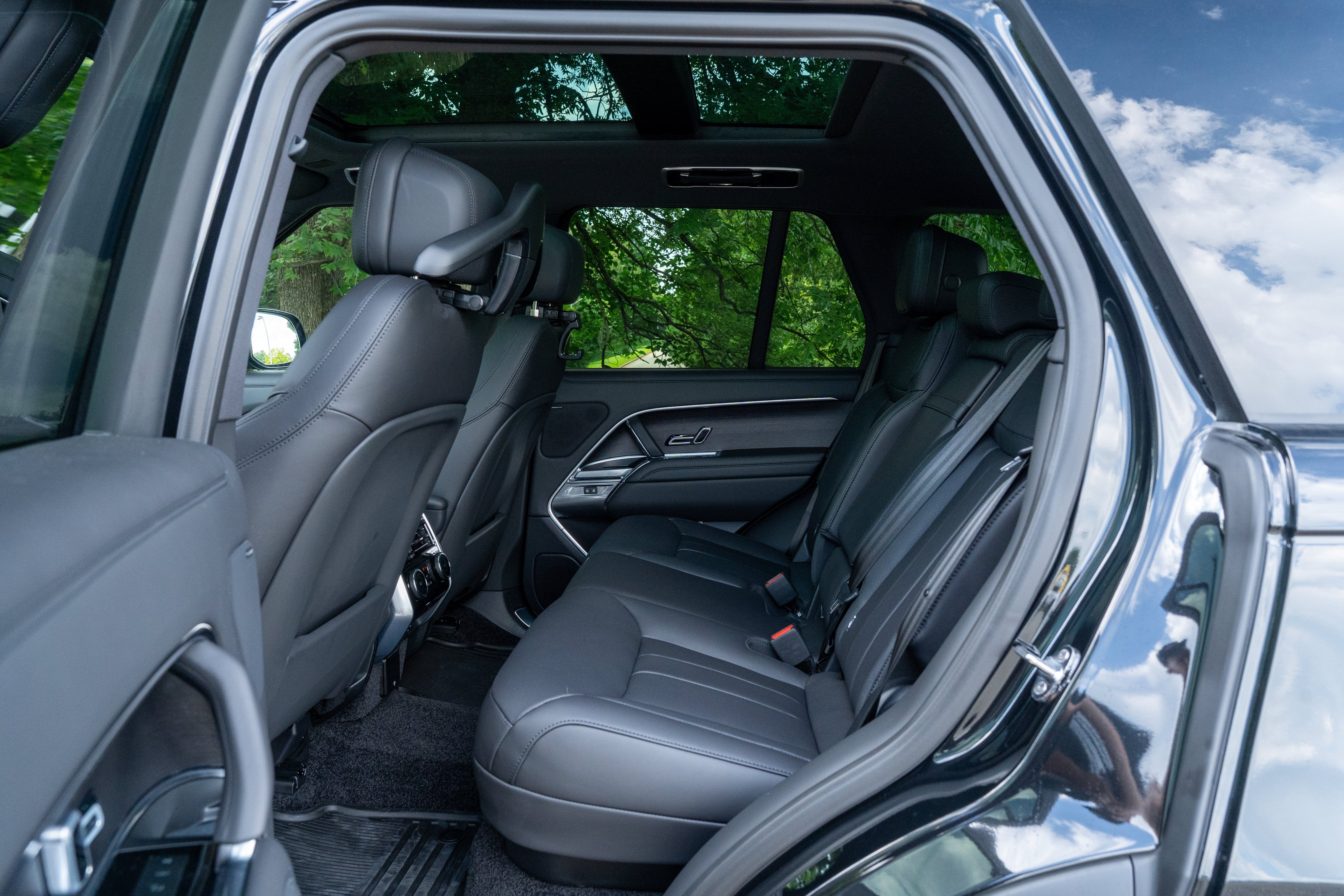 Used 2026 Santorini Black Metallic Land Rover SE image 25