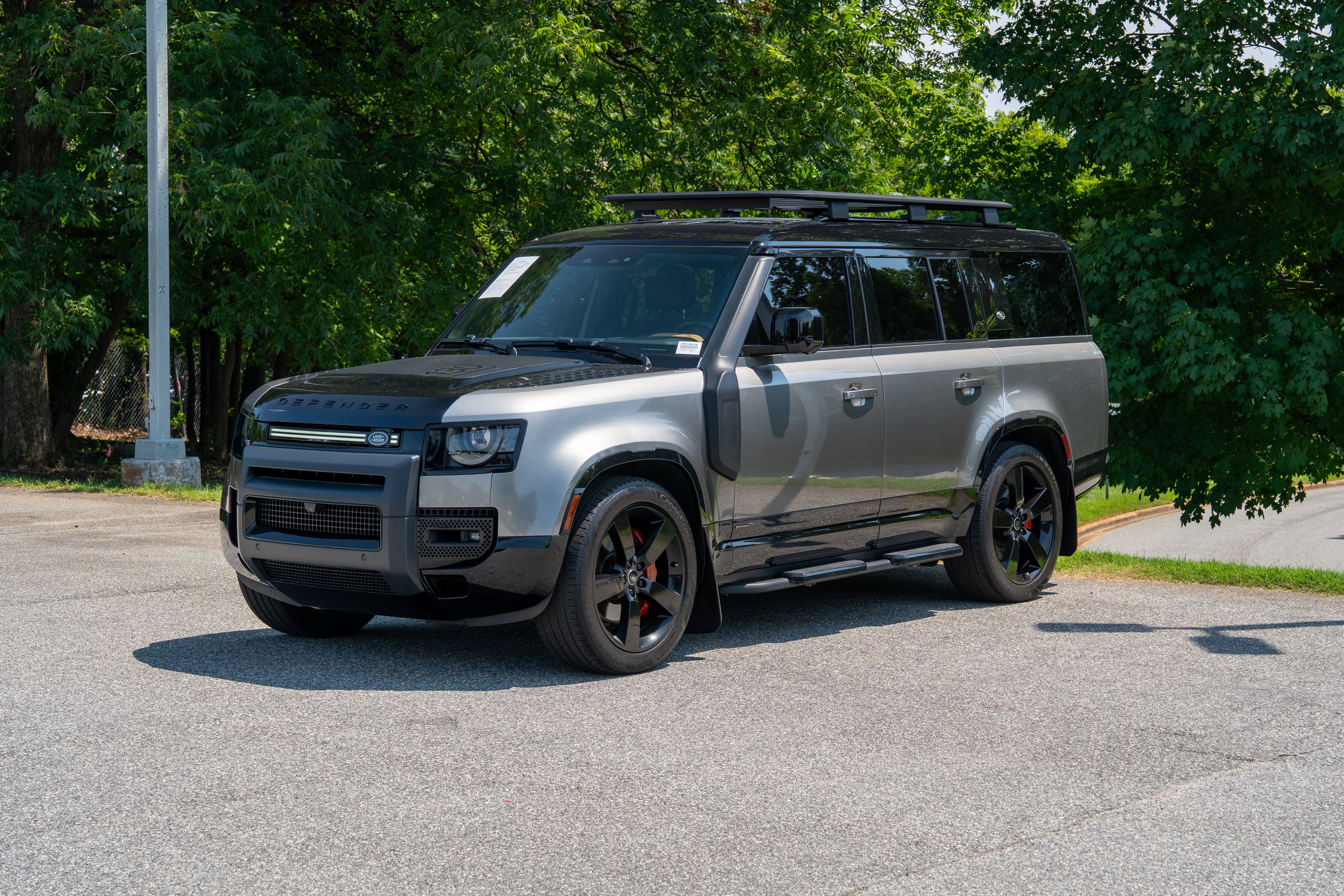 Used 2024 Silicon Silver Premium Metallic Land Rover X image 3