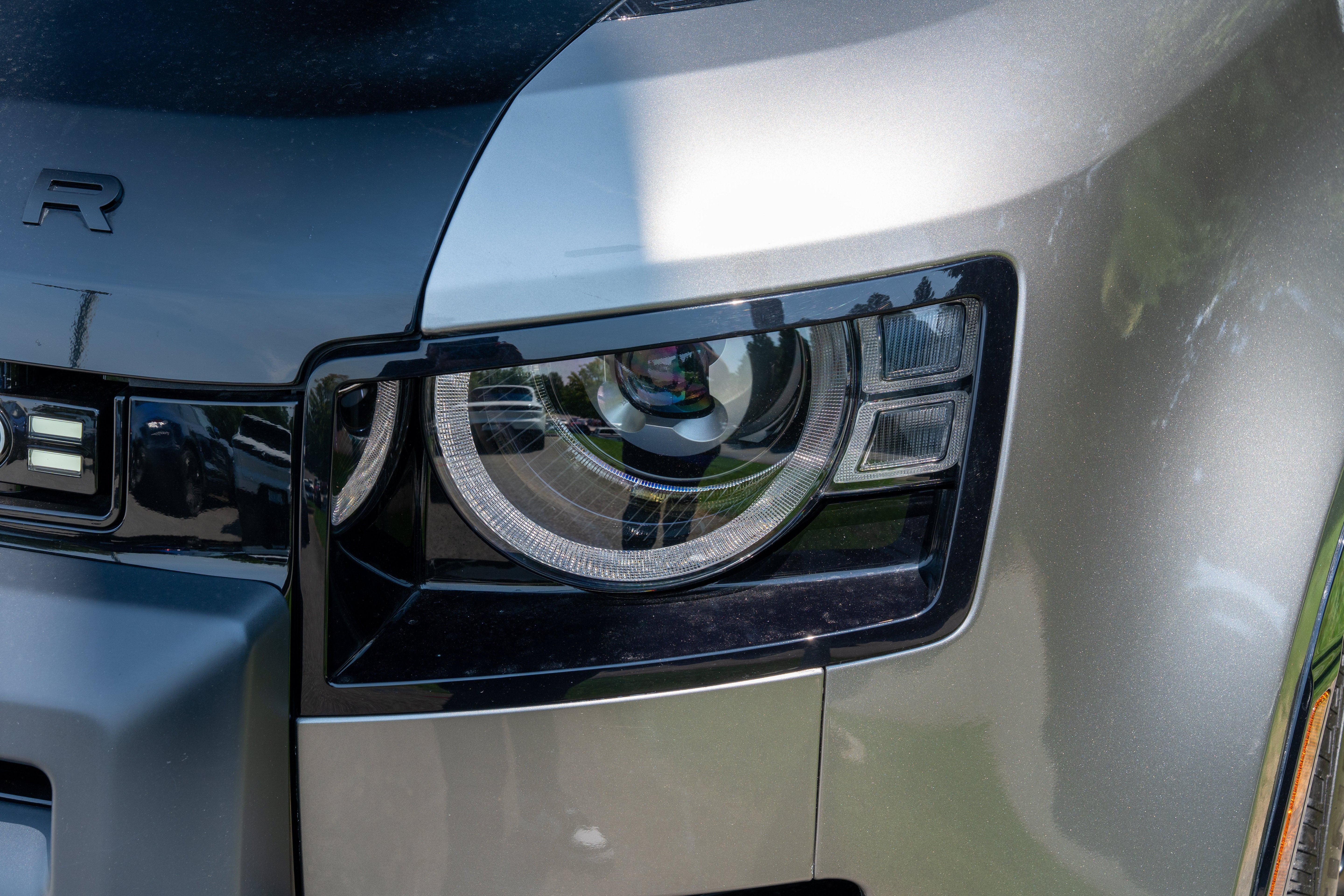 Used 2024 Silicon Silver Premium Metallic Land Rover X image 4