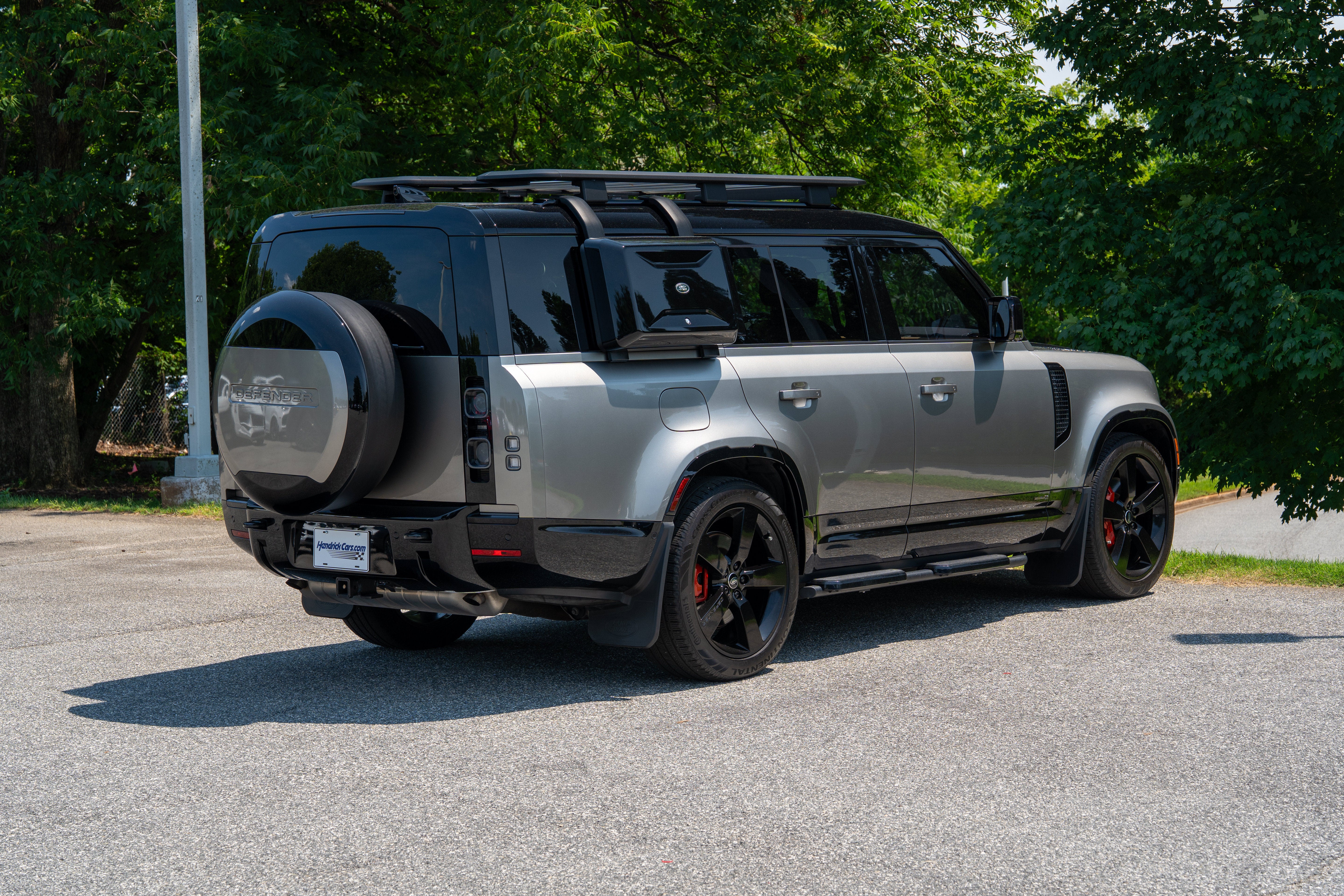 Used 2024 Silicon Silver Premium Metallic Land Rover X image 8