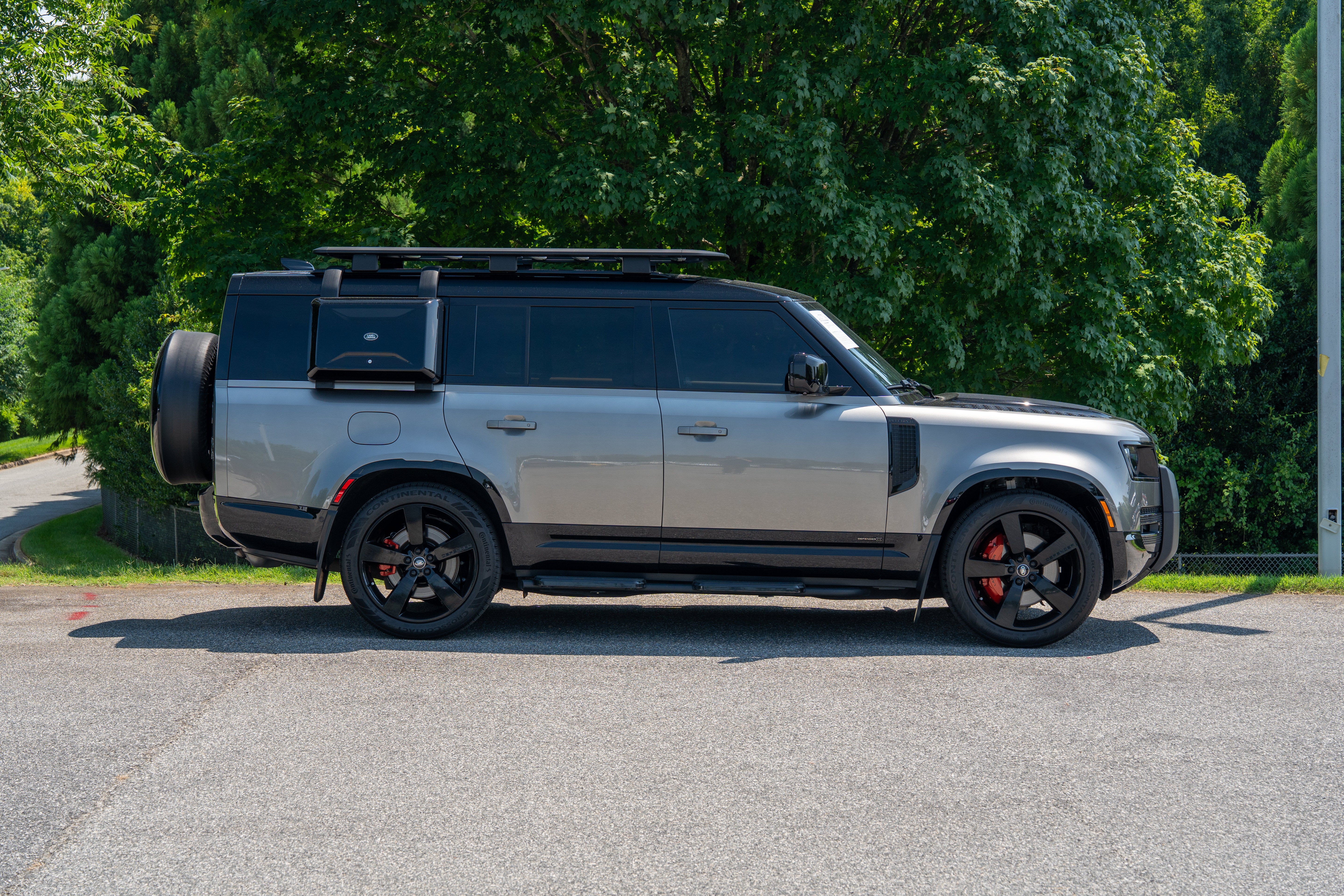 Used 2024 Silicon Silver Premium Metallic Land Rover X image 9