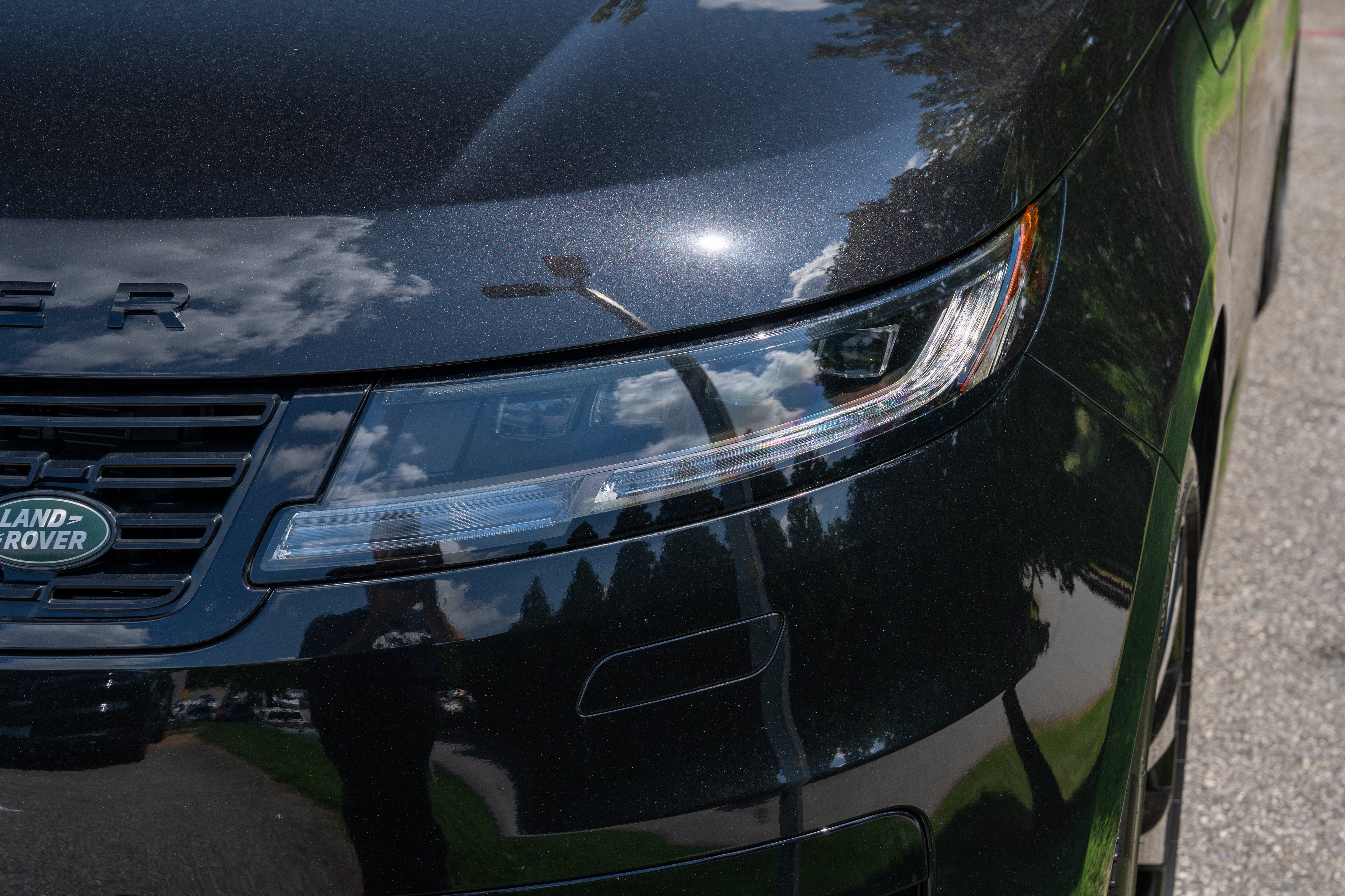 Used 2025 Santorini Black Metallic Land Rover Autobiography image 4