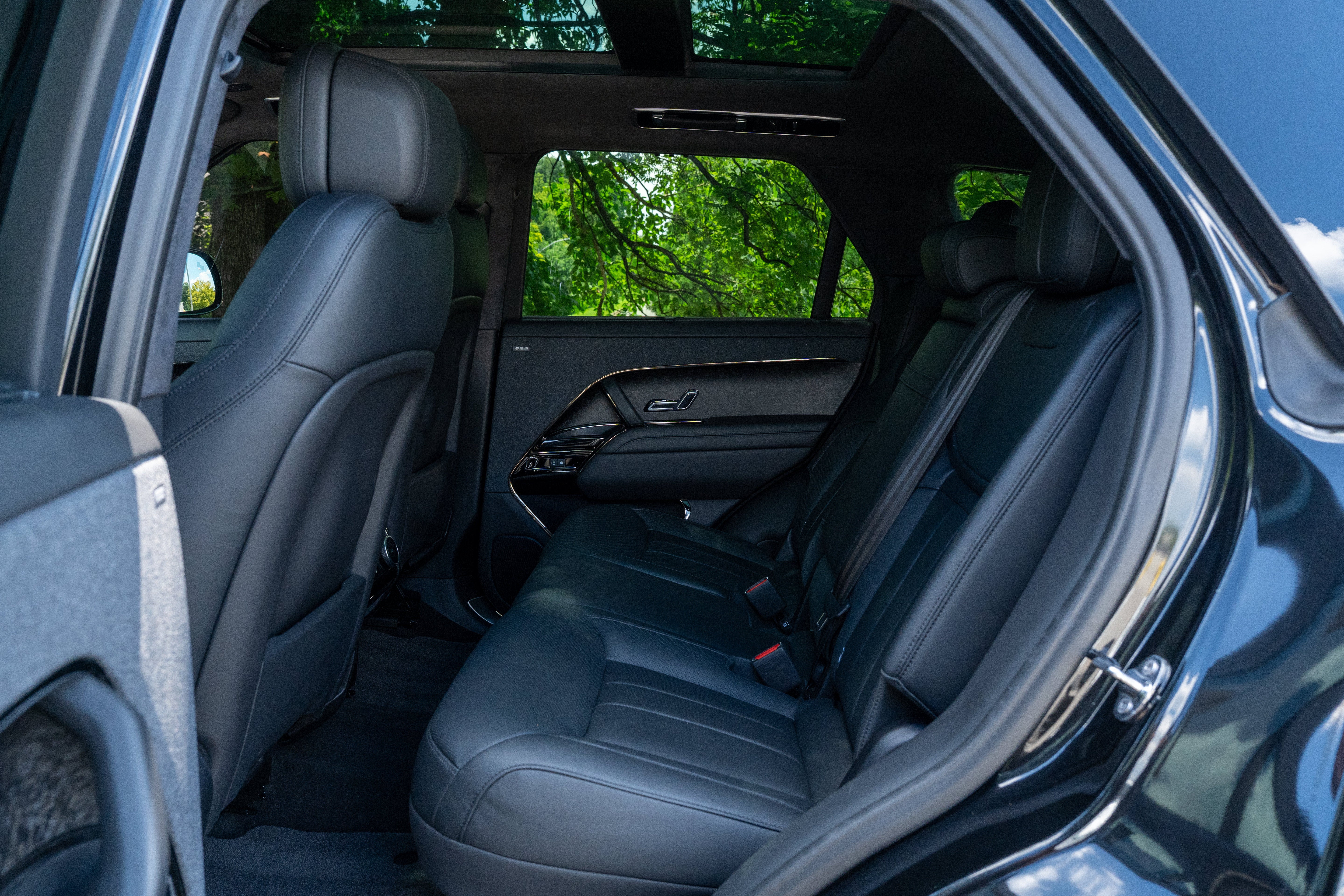 Used 2025 Santorini Black Metallic Land Rover Autobiography image 22
