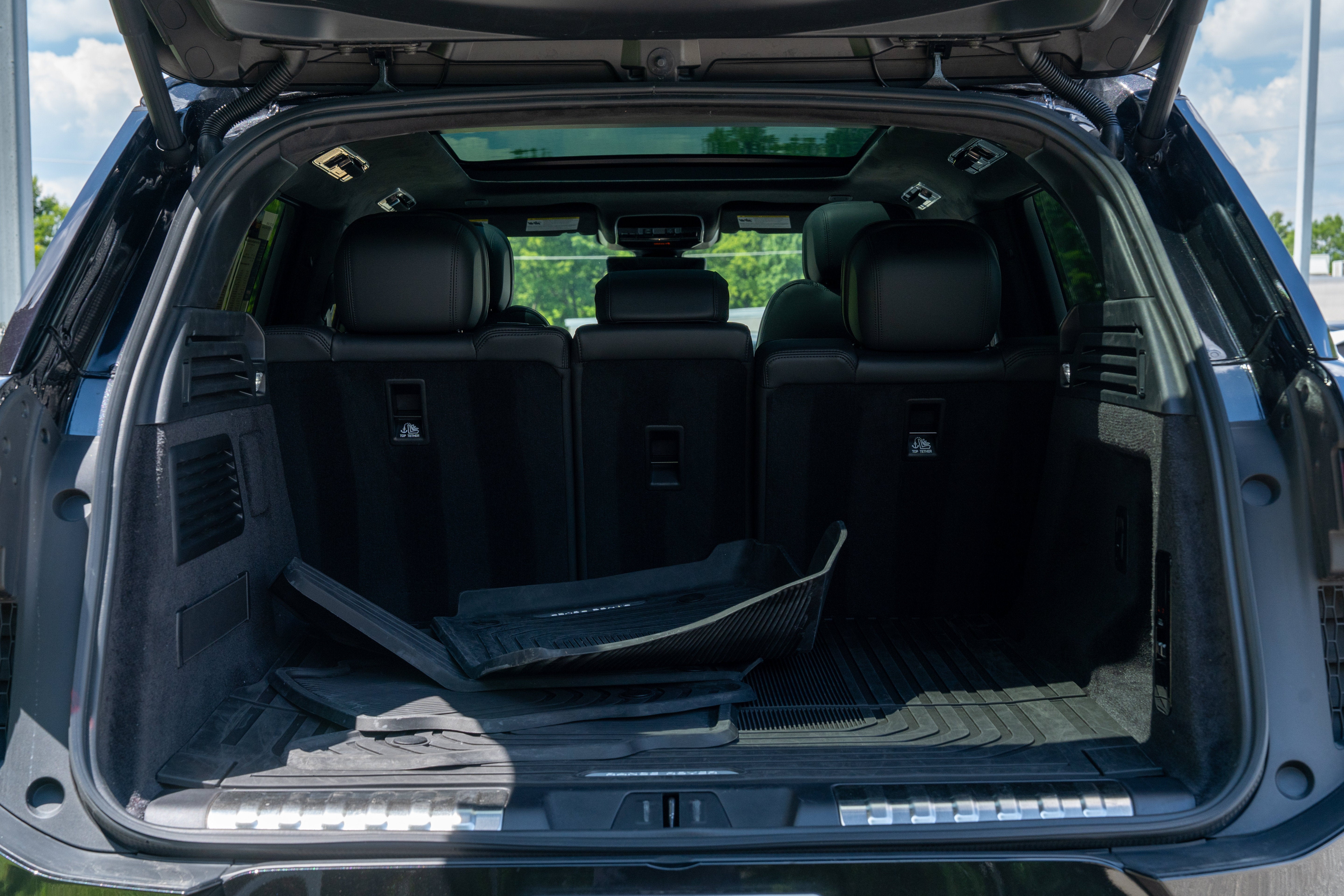 Used 2025 Santorini Black Metallic Land Rover Autobiography image 24