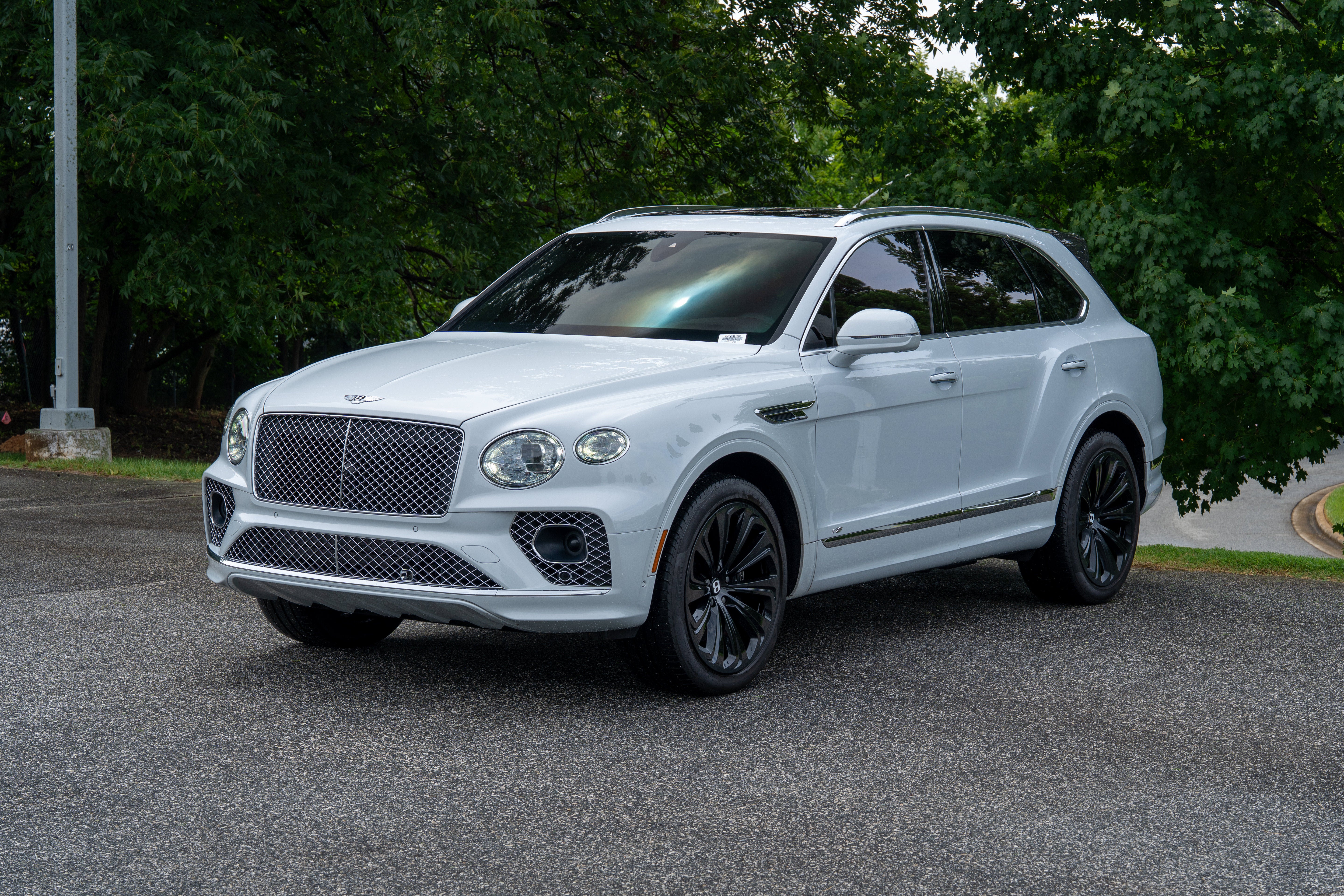 Used 2022 Ghost White Pearlescent by Mulliner Bentley V8 image 3