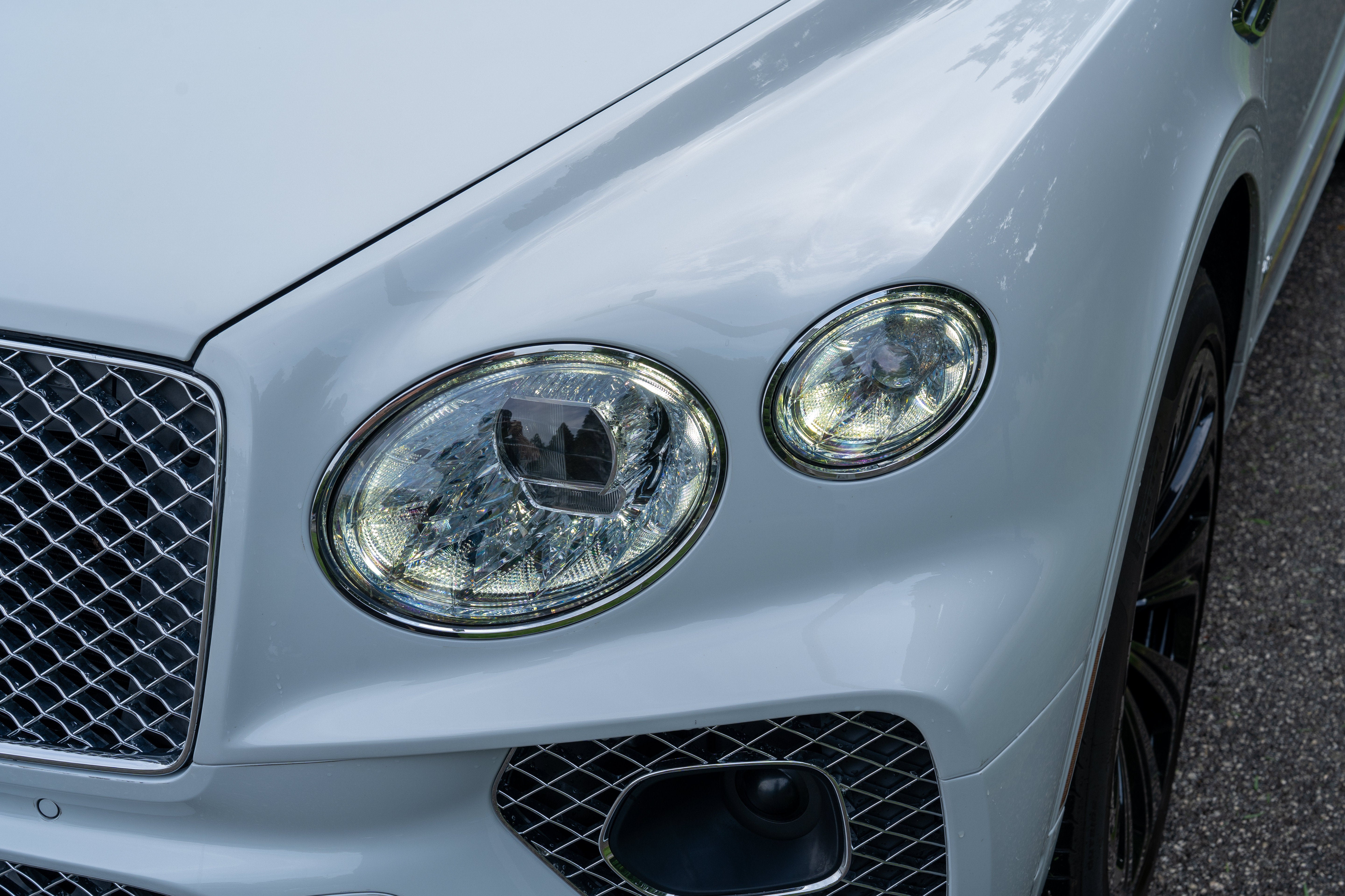Used 2022 Ghost White Pearlescent by Mulliner Bentley V8 image 4
