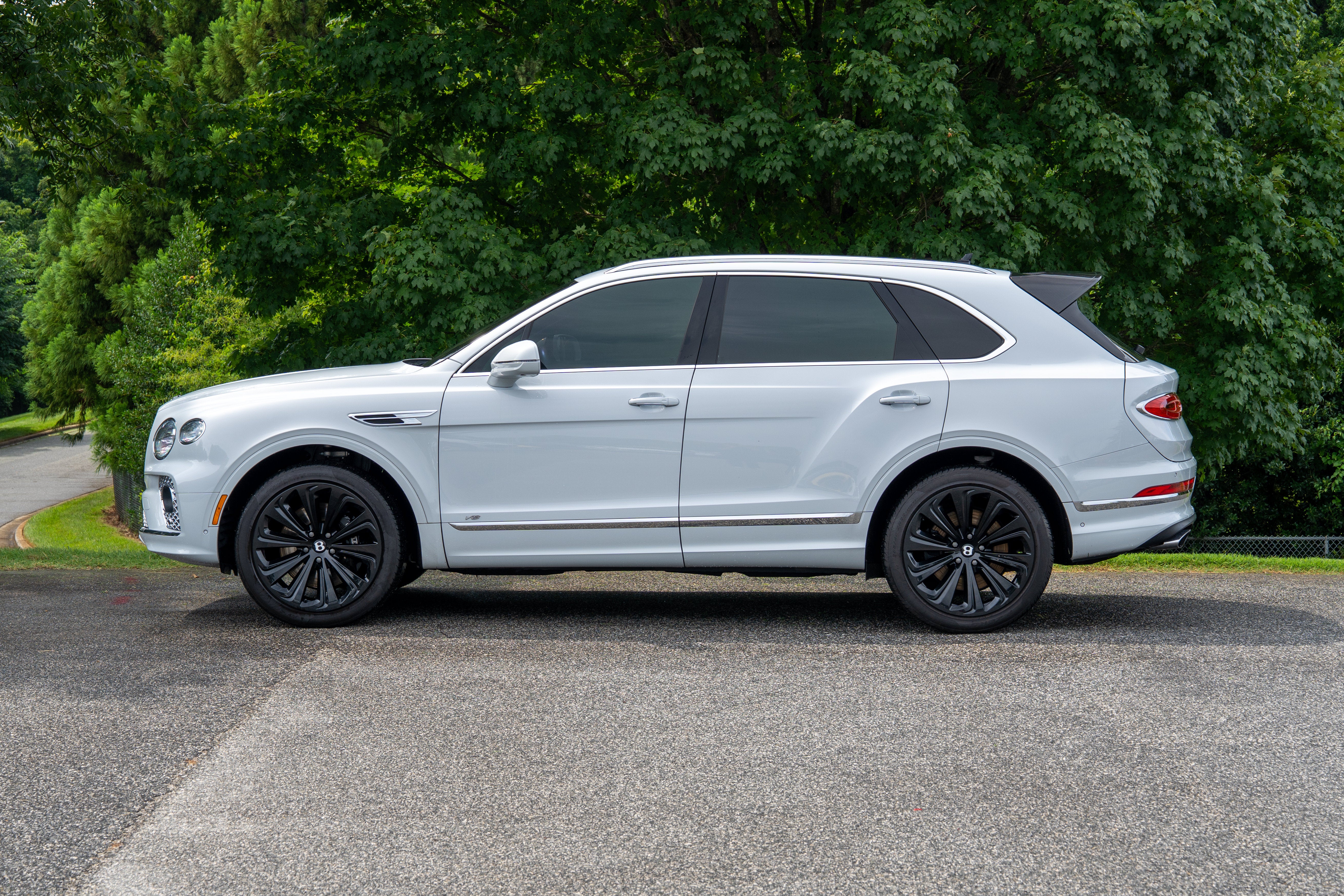 Used 2022 Ghost White Pearlescent by Mulliner Bentley V8 image 5