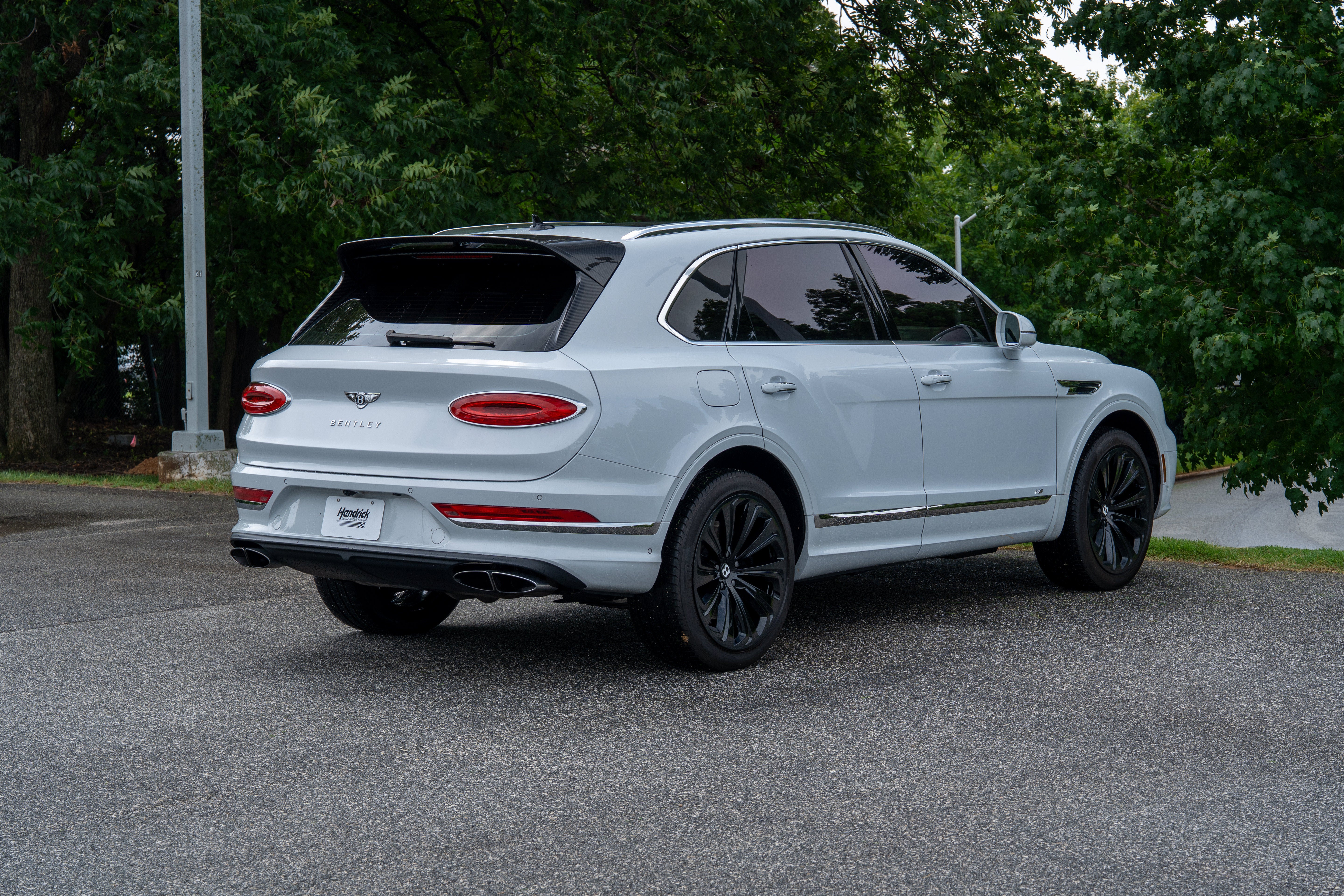 Used 2022 Ghost White Pearlescent by Mulliner Bentley V8 image 8
