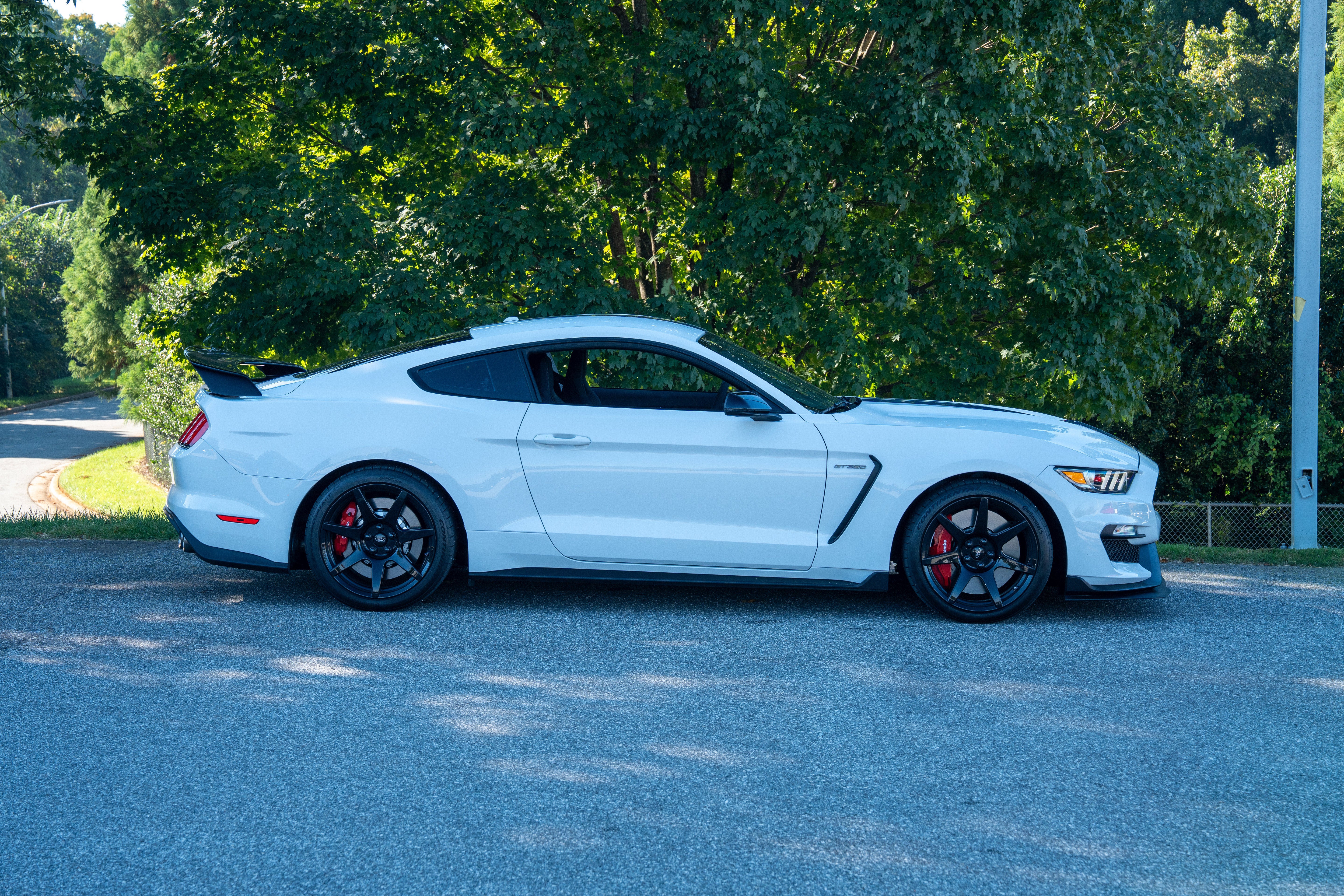 Used 2019 Oxford White Ford Shelby GT350R image 9