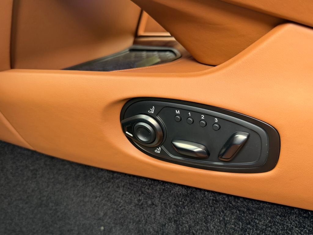 2025 Aston Martin DB12 Base - Photo 31