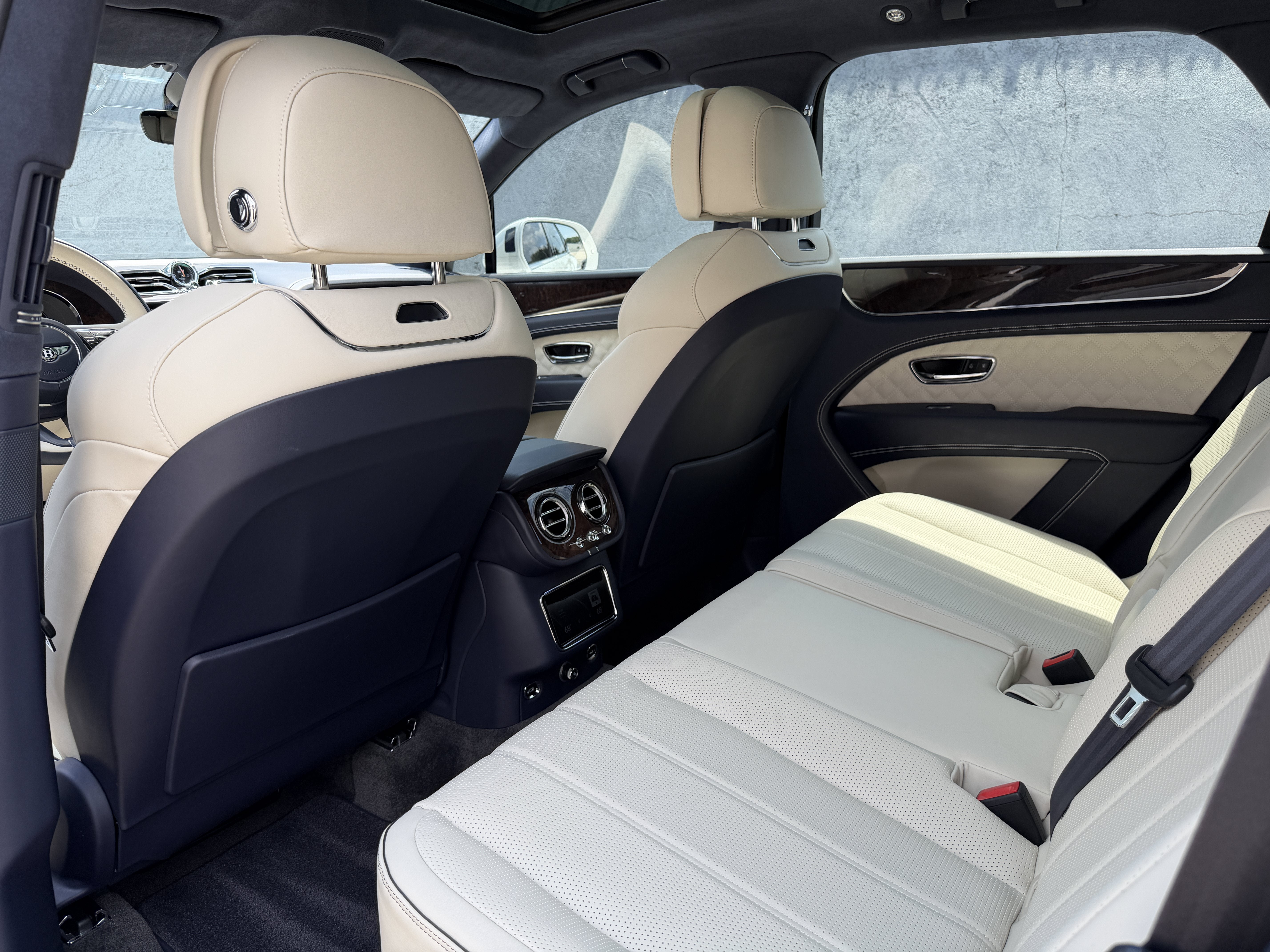 Used 2023 Glacier White Bentley Azure image 37
