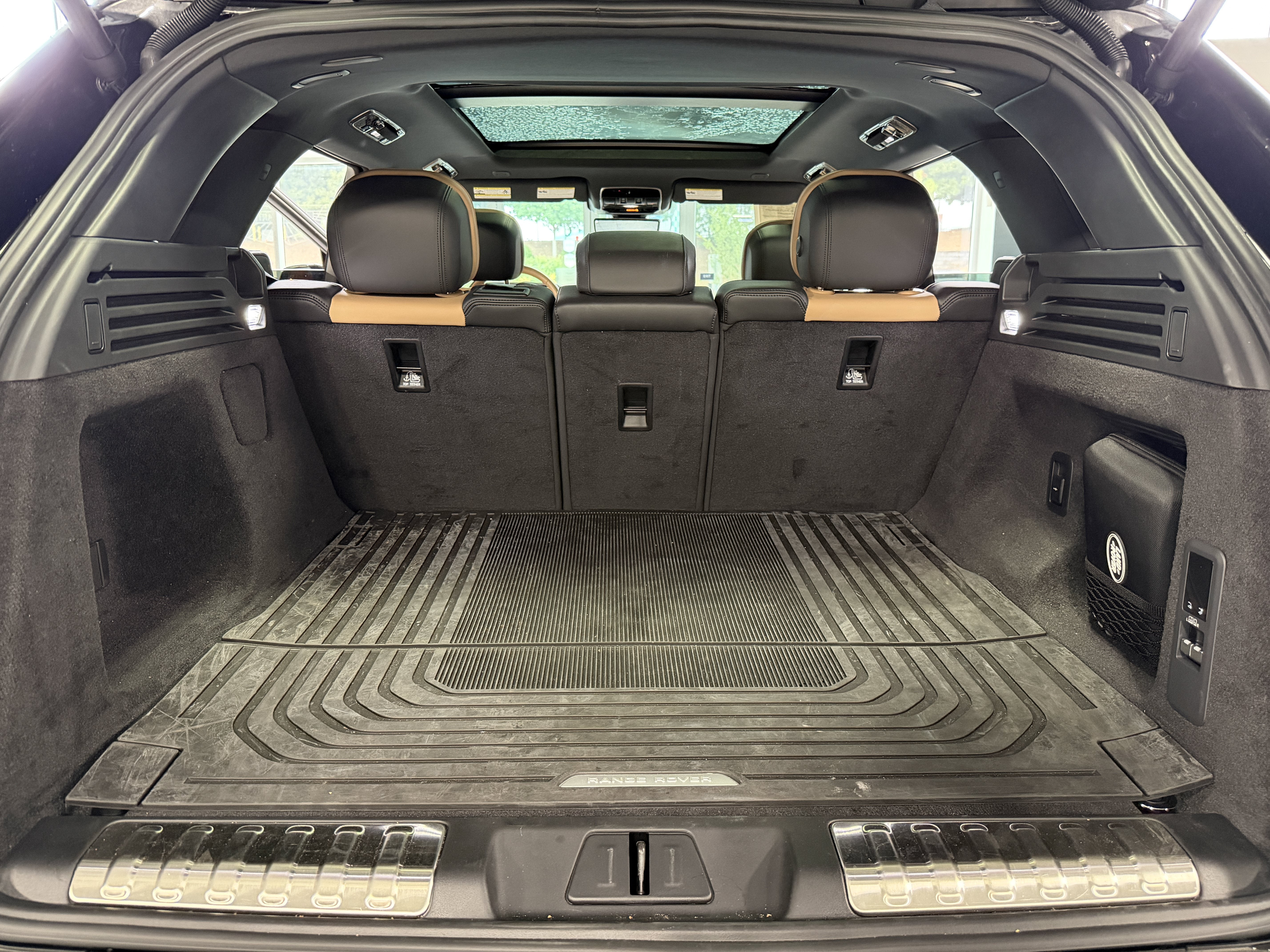 Used 2025 Santorini Black Metallic Land Rover Dynamic SE image 35