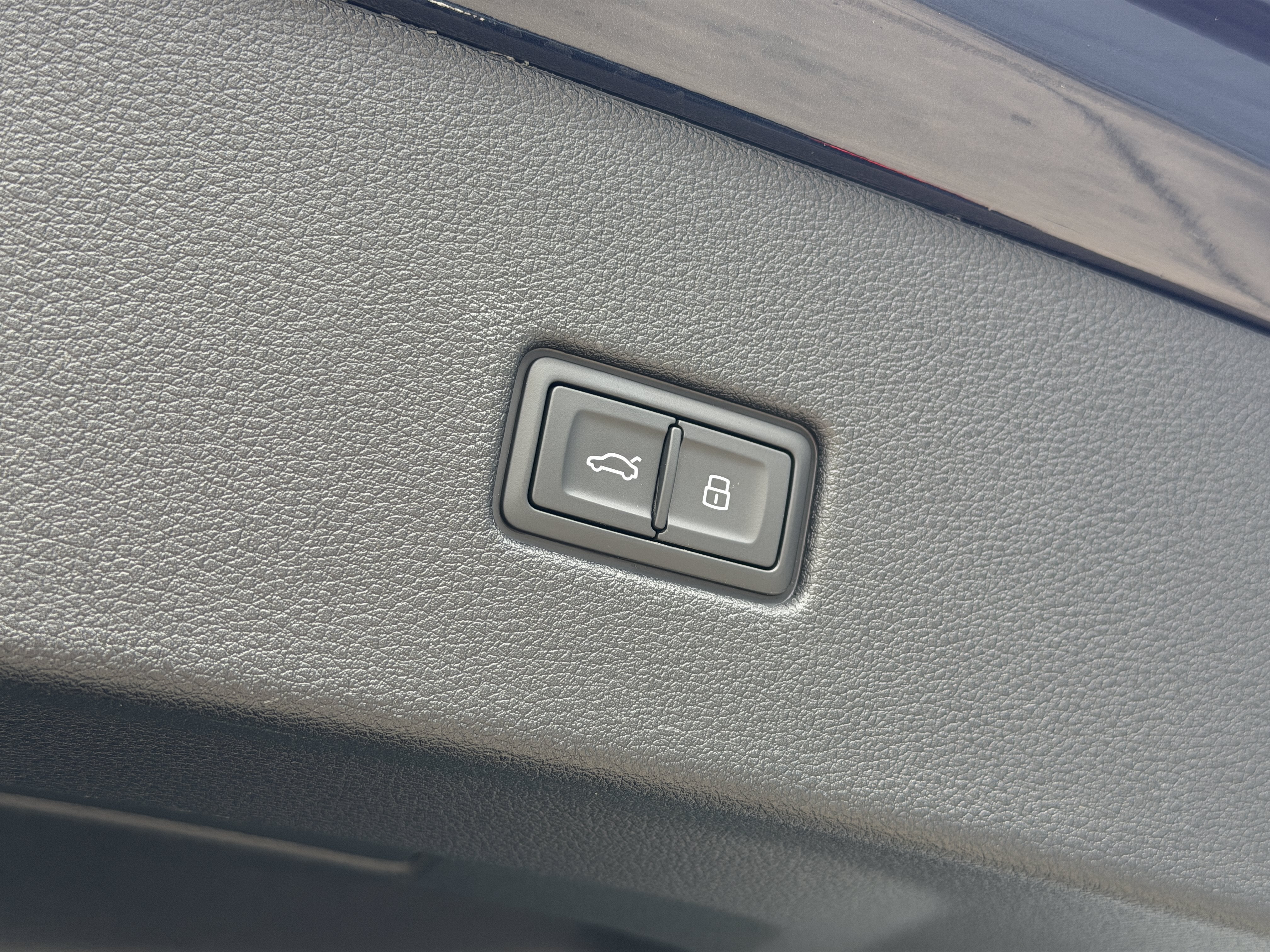 Used 2024 Navarra Blue Metallic Audi  image 40