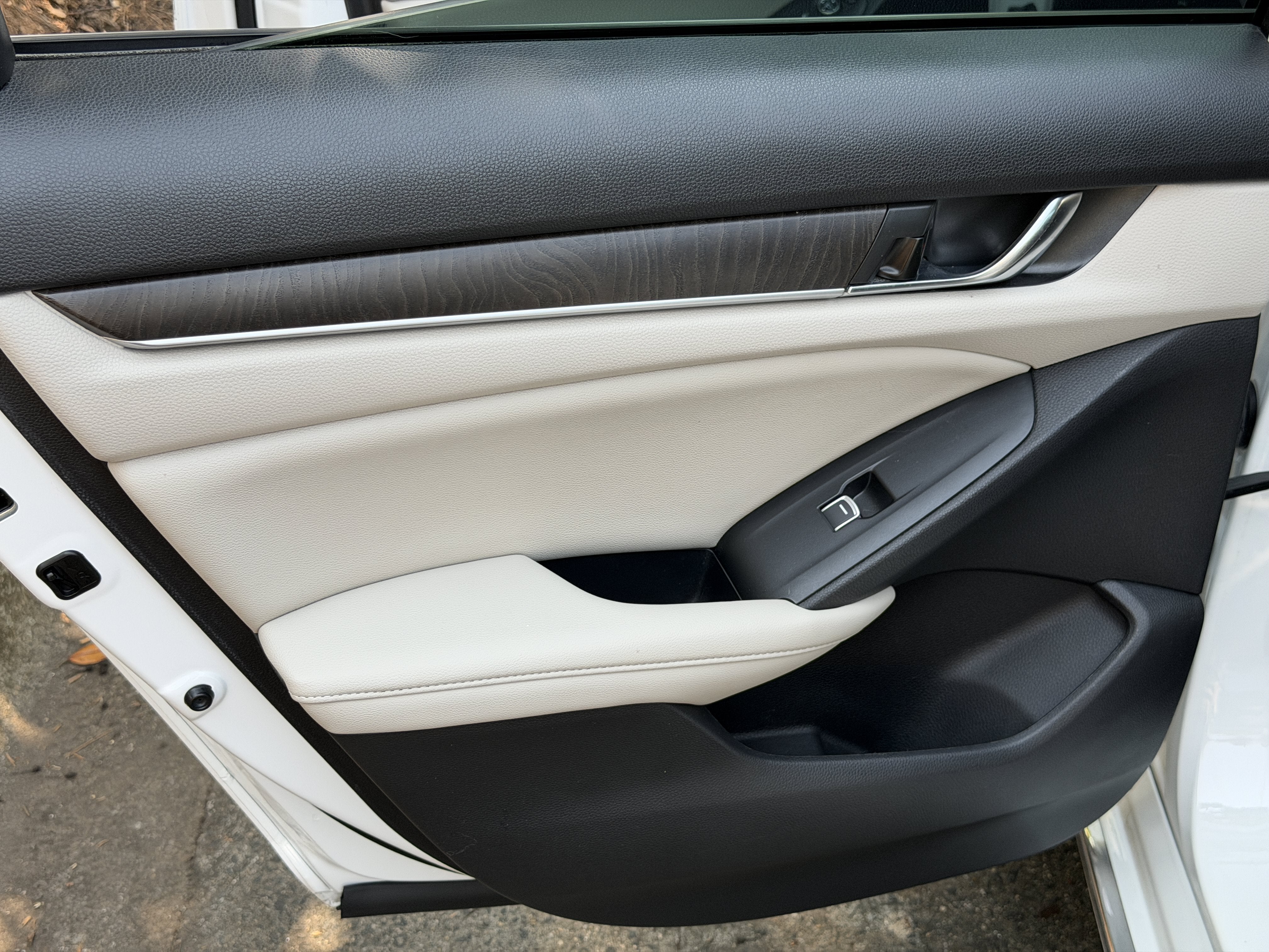 Used 2021 White Honda EX-L image 29