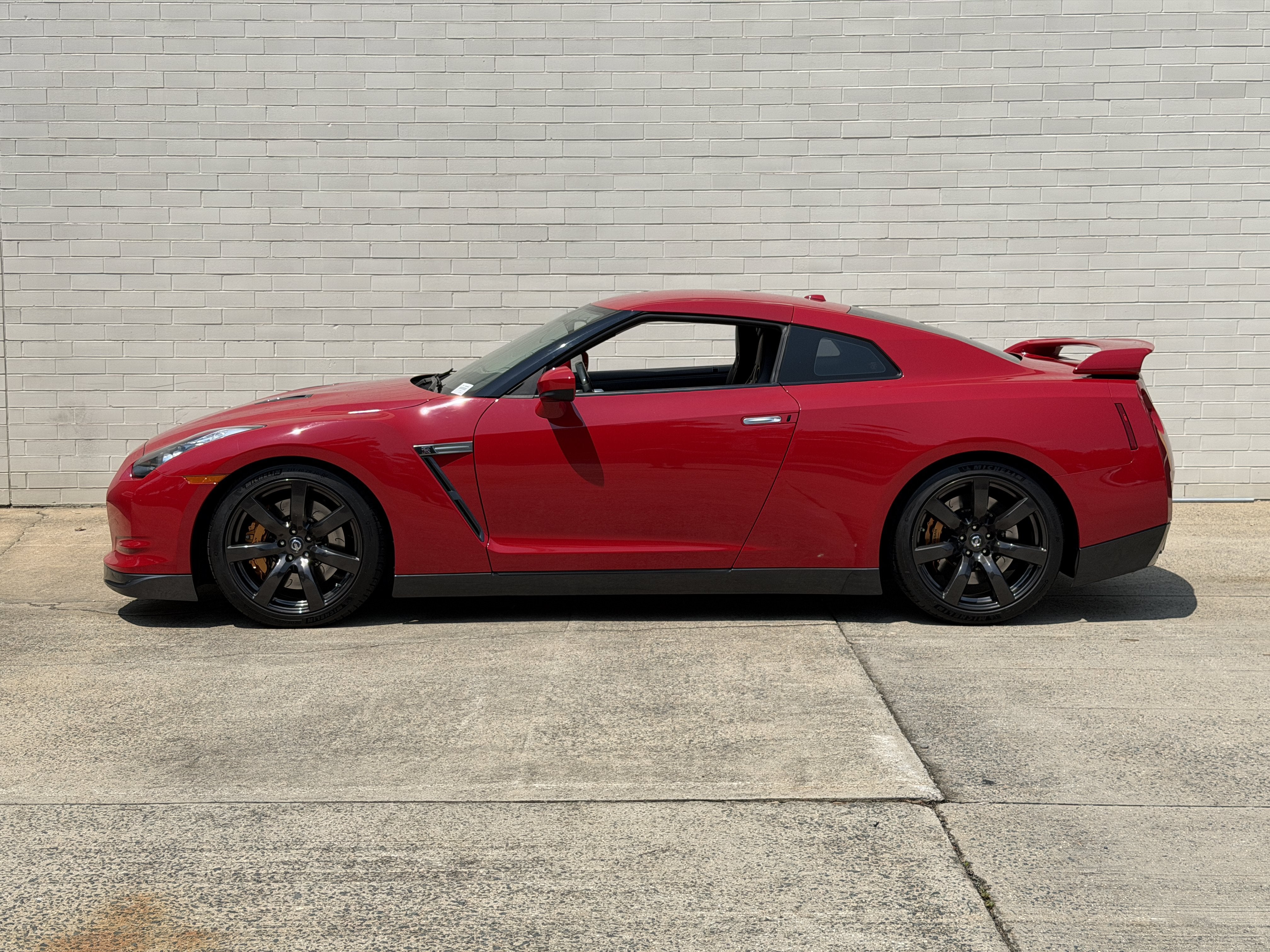 Used 2010 Solid Red Nissan Premium image 3