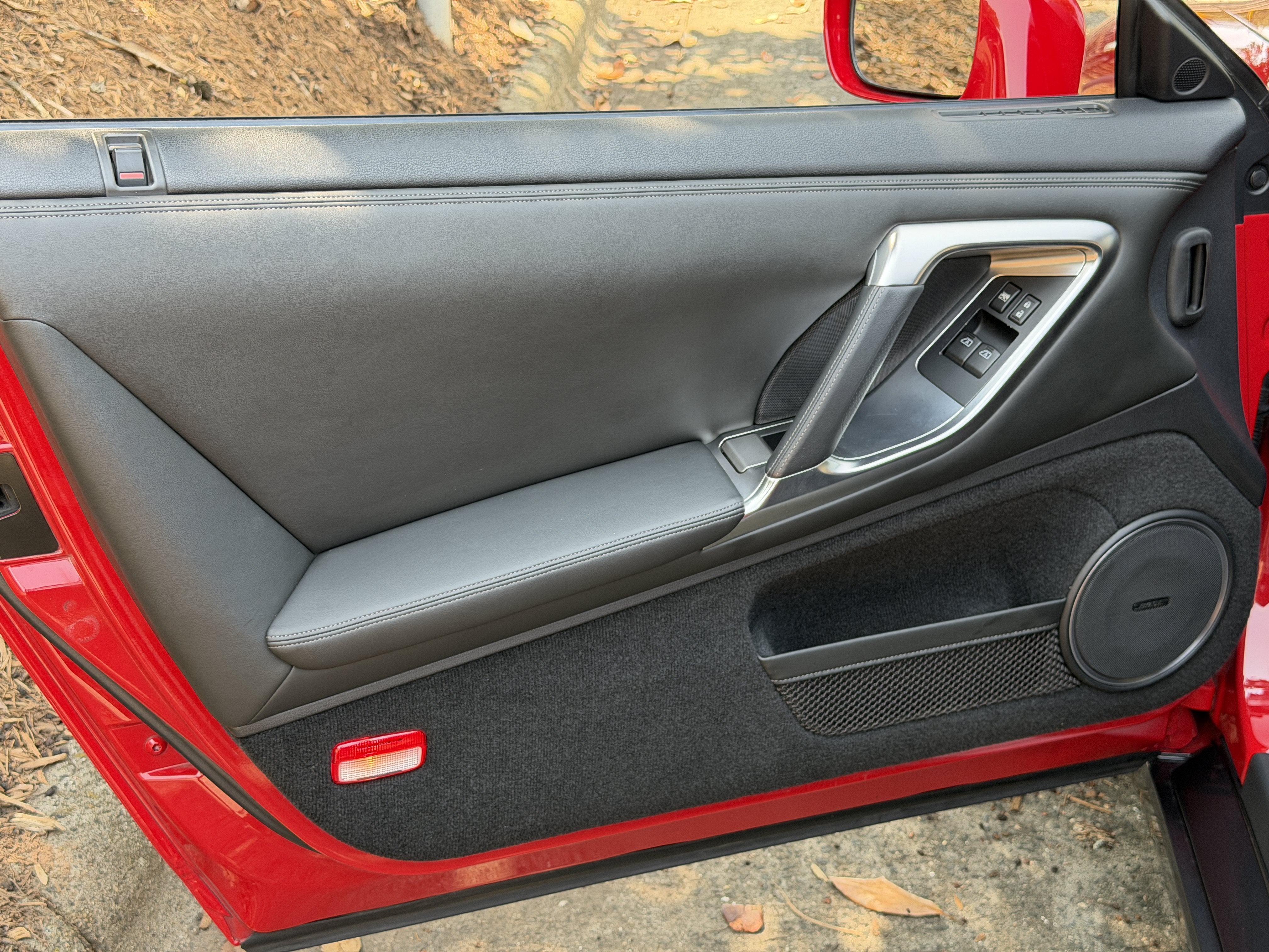 Used 2010 Solid Red Nissan Premium image 13