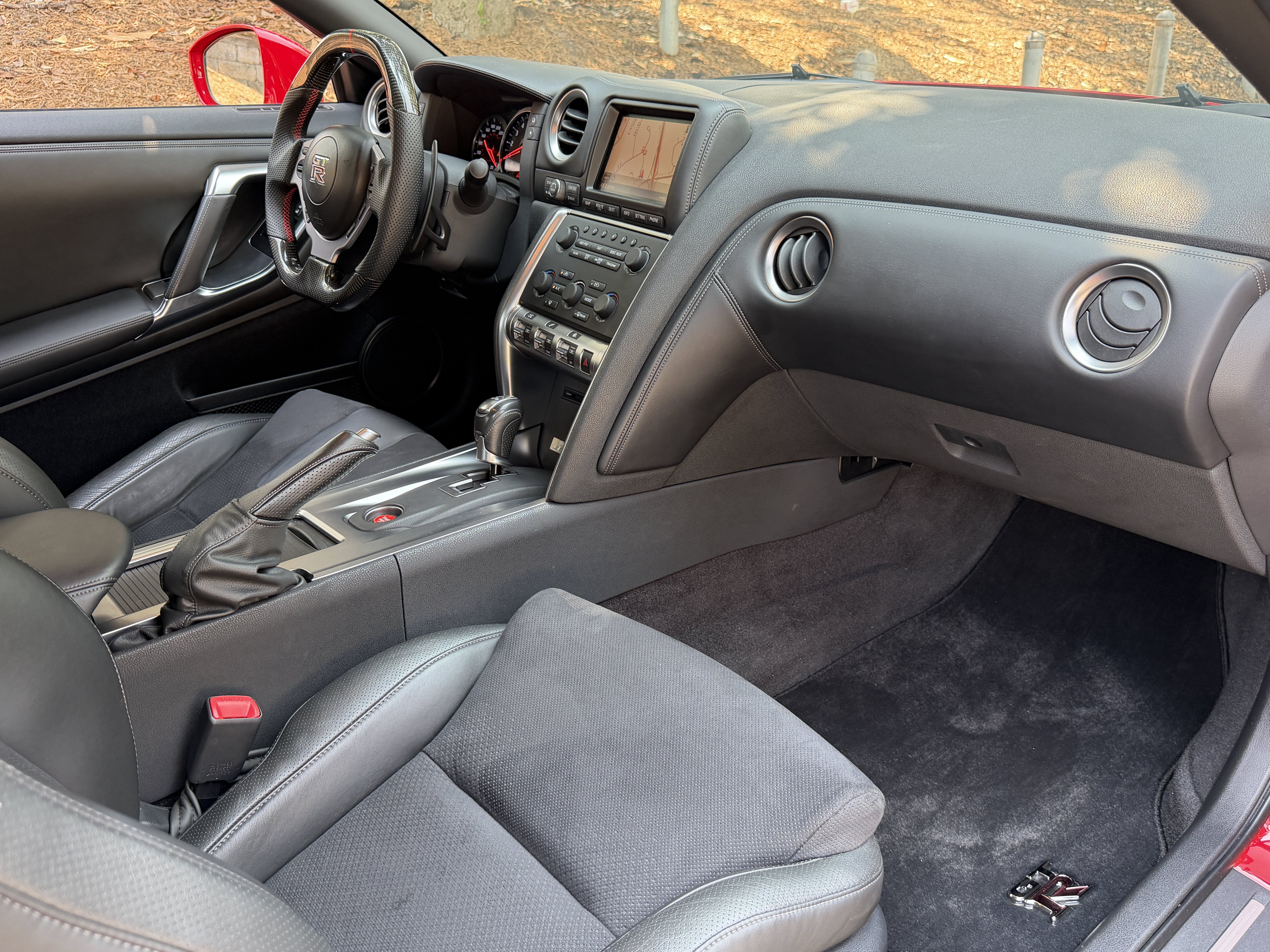Used 2010 Solid Red Nissan Premium image 37