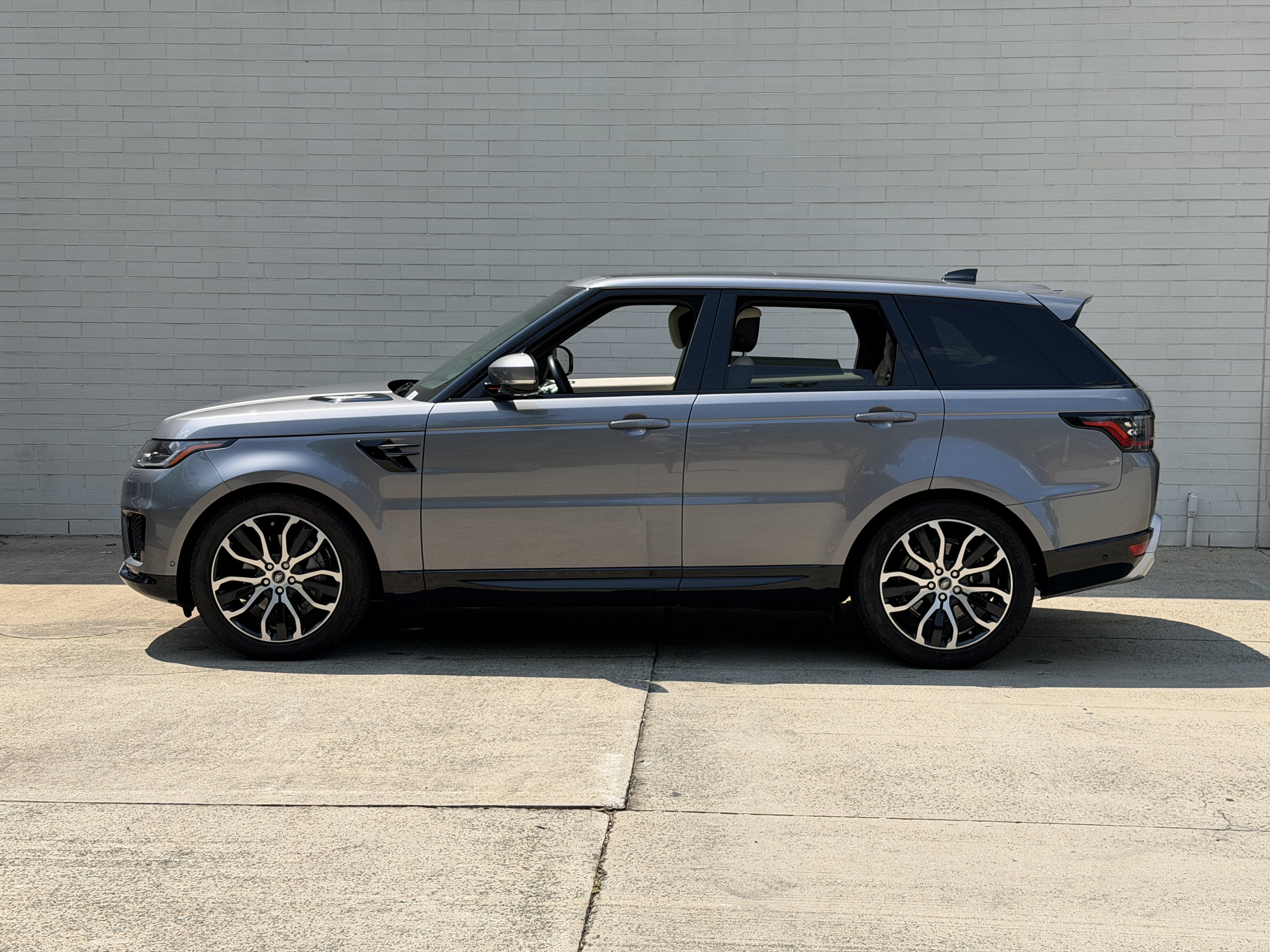 Used 2022 Silver Land Rover HSE Silver Edition image 6