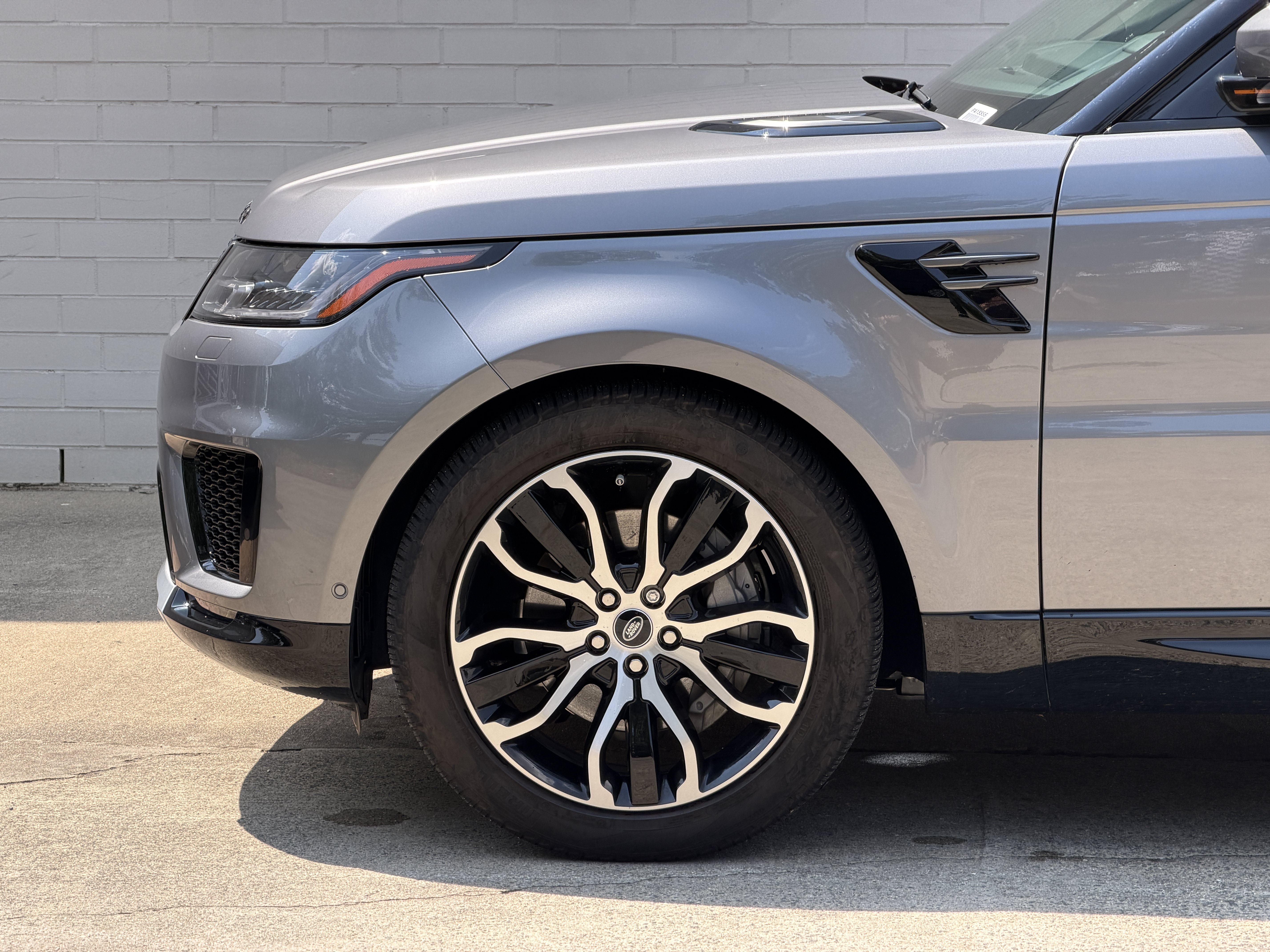 Used 2022 Silver Land Rover HSE Silver Edition image 10