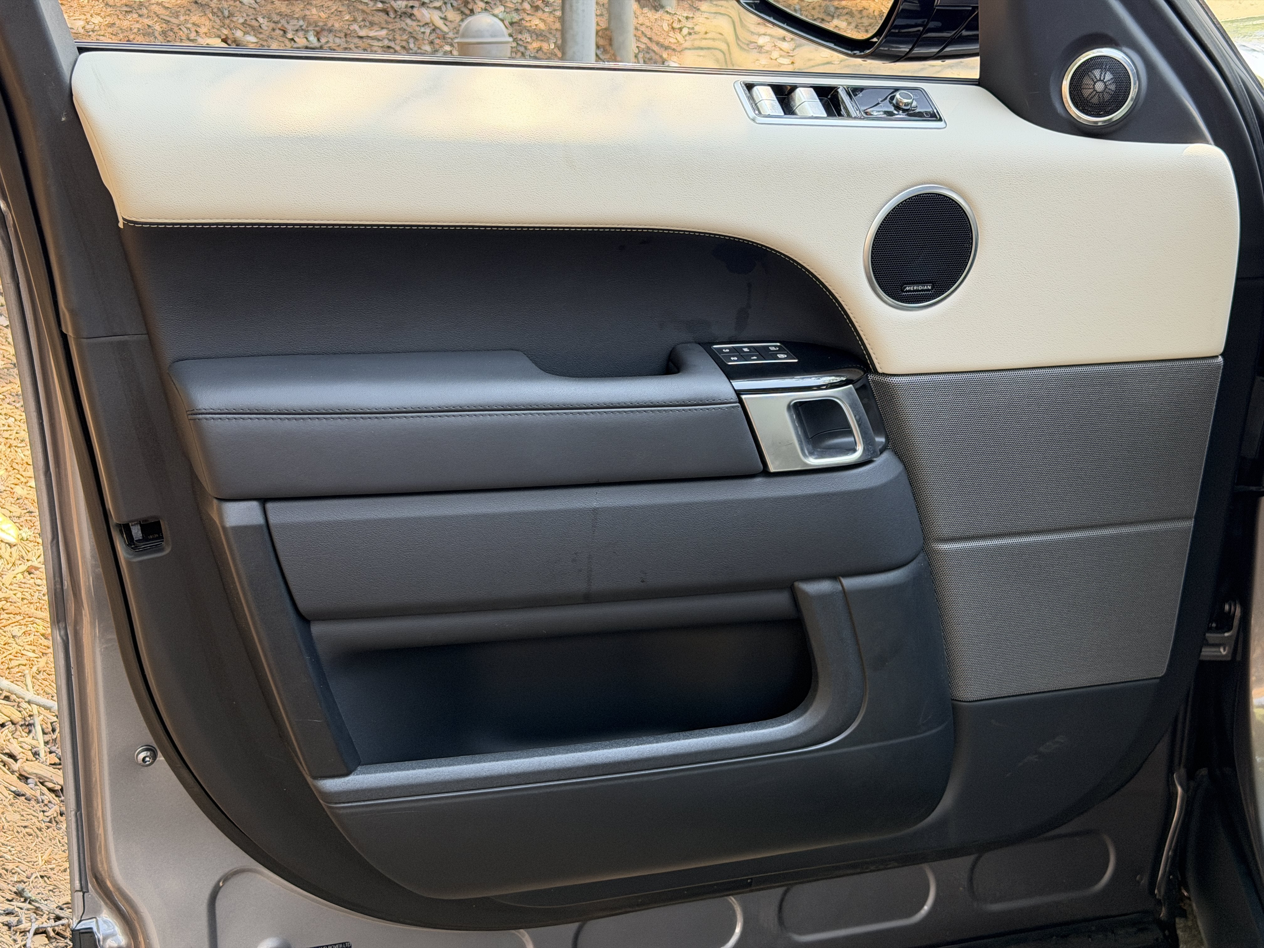 Used 2022 Silver Land Rover HSE Silver Edition image 12