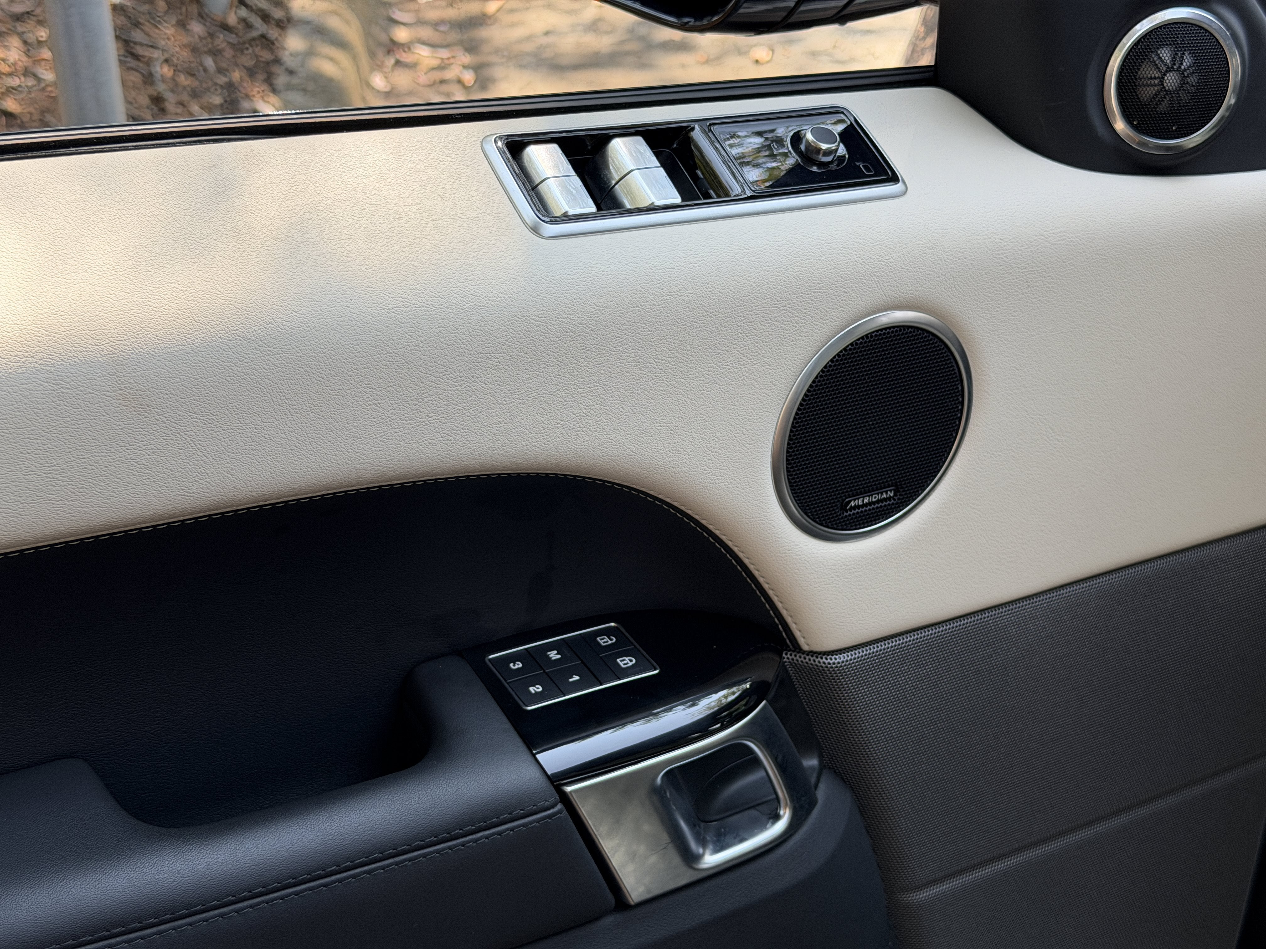 Used 2022 Silver Land Rover HSE Silver Edition image 13