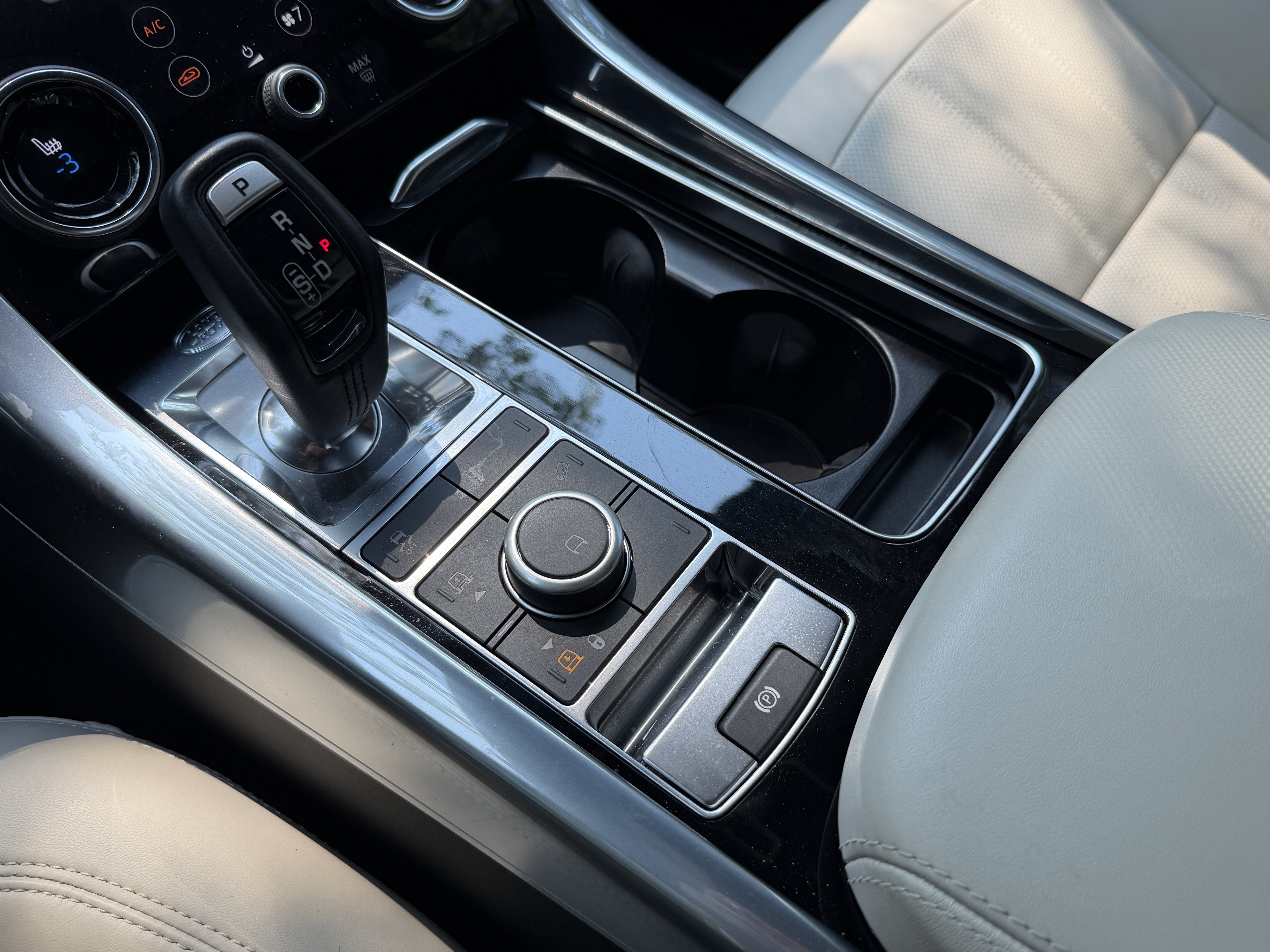 Used 2022 Silver Land Rover HSE Silver Edition image 25