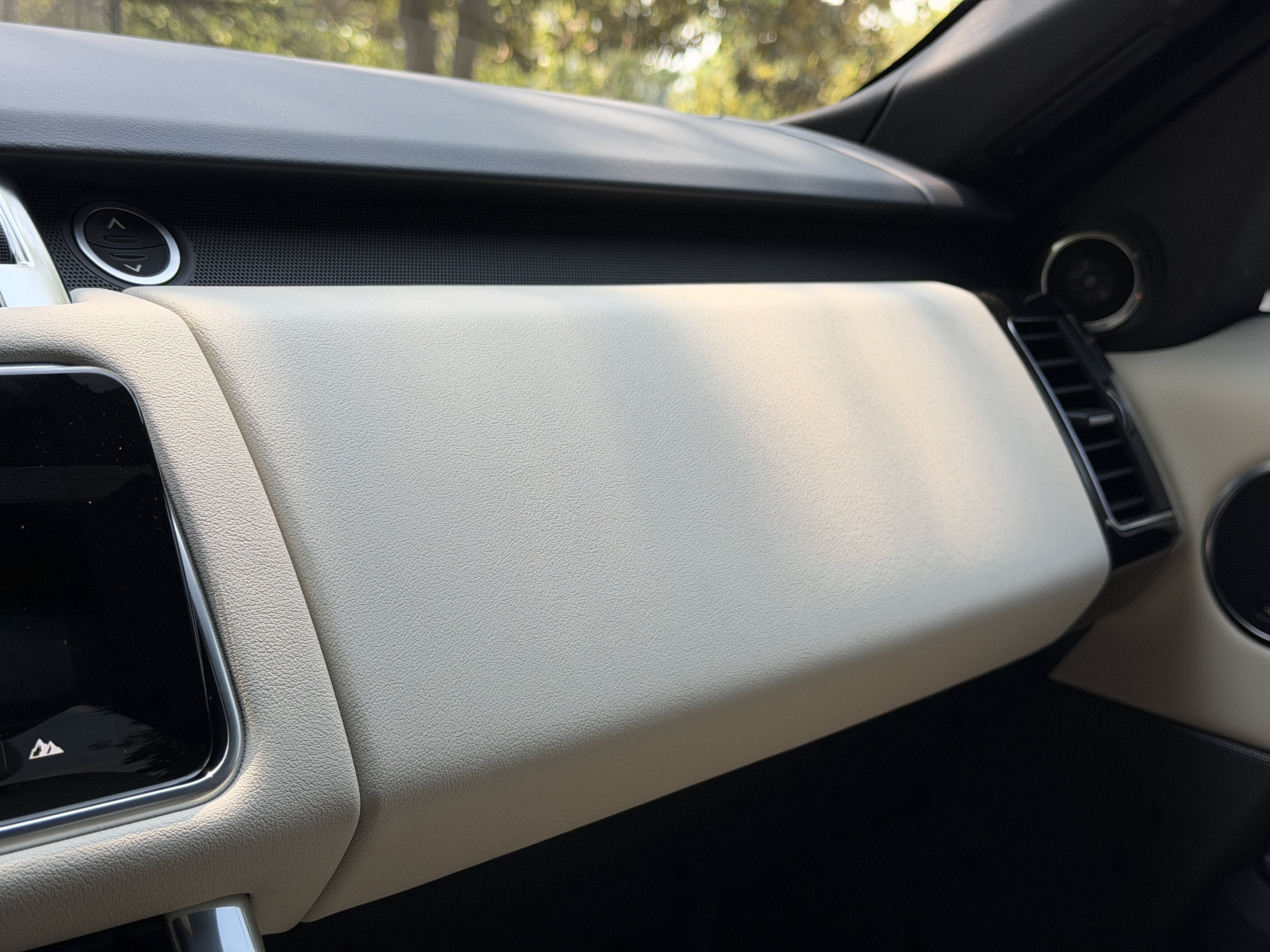 Used 2022 Silver Land Rover HSE Silver Edition image 26