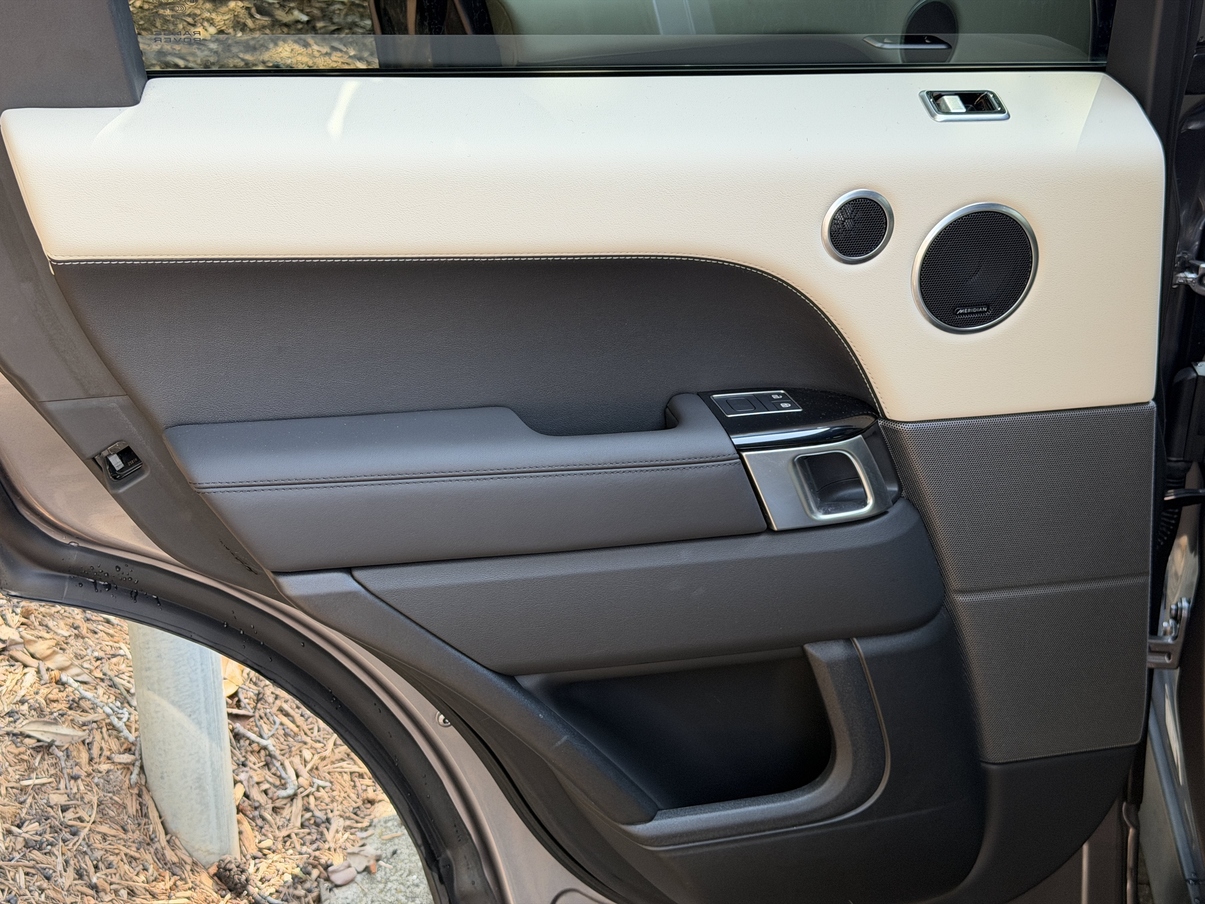 Used 2022 Silver Land Rover HSE Silver Edition image 31