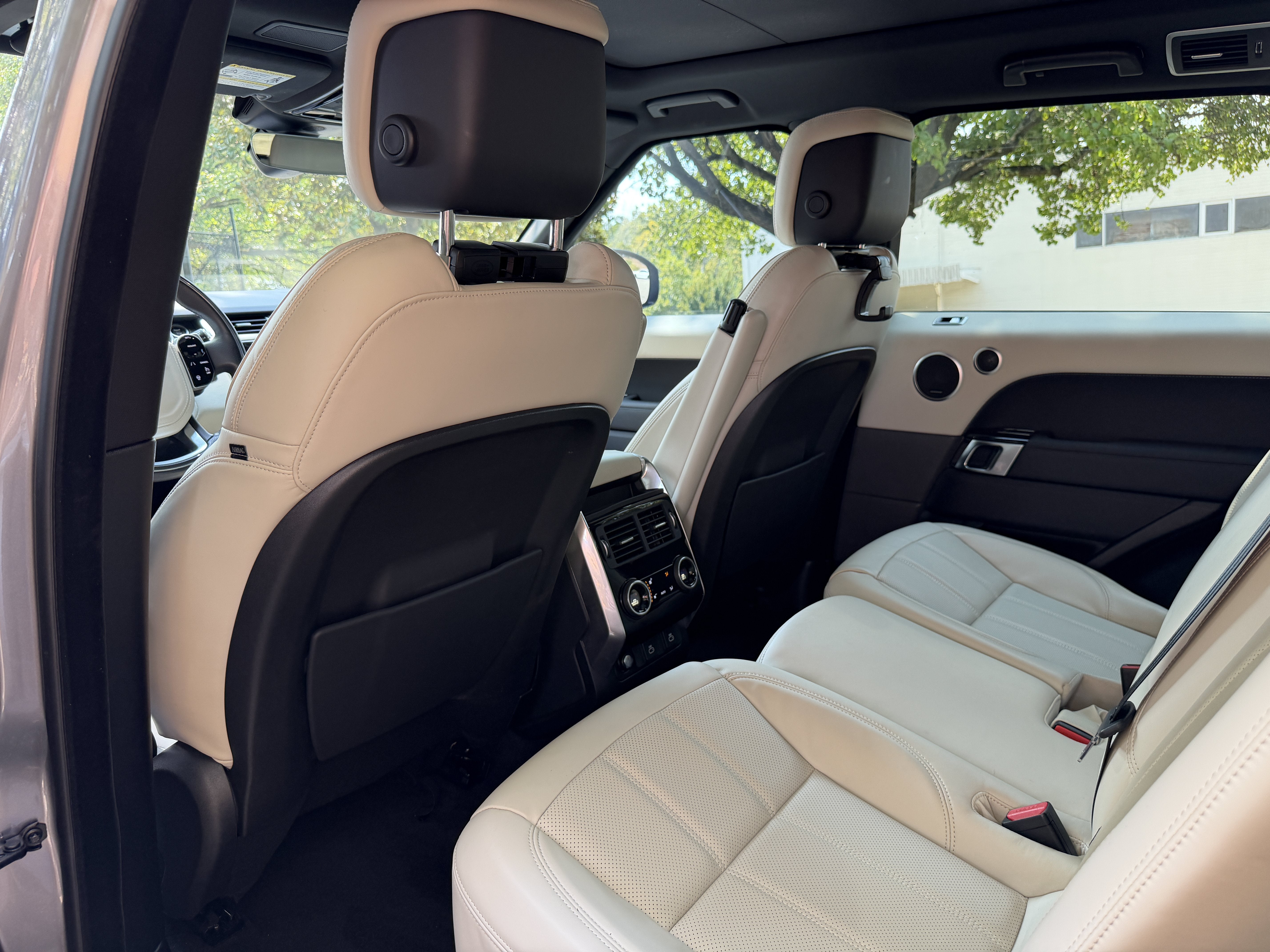 Used 2022 Silver Land Rover HSE Silver Edition image 34