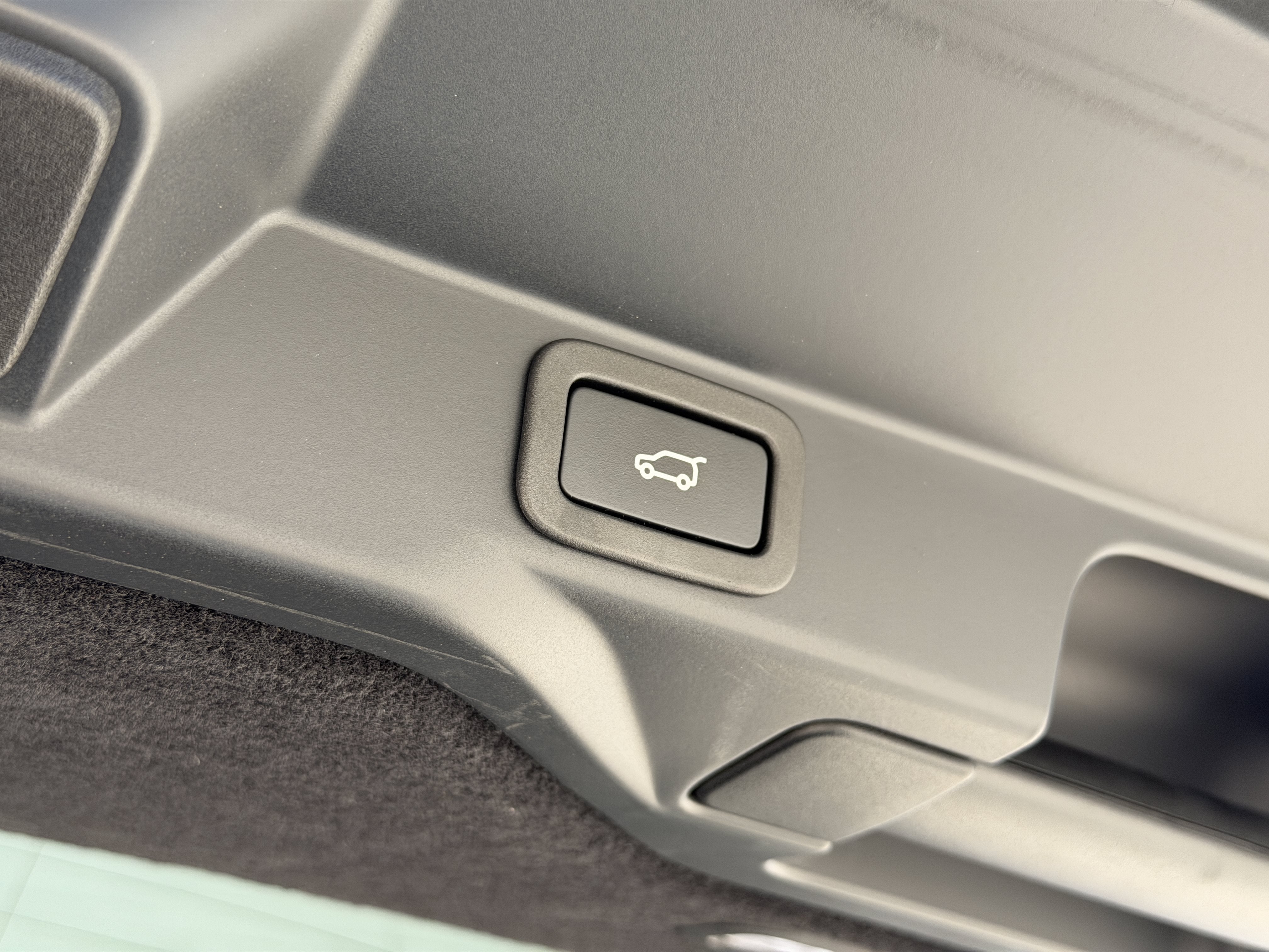 Used 2022 Silver Land Rover HSE Silver Edition image 38