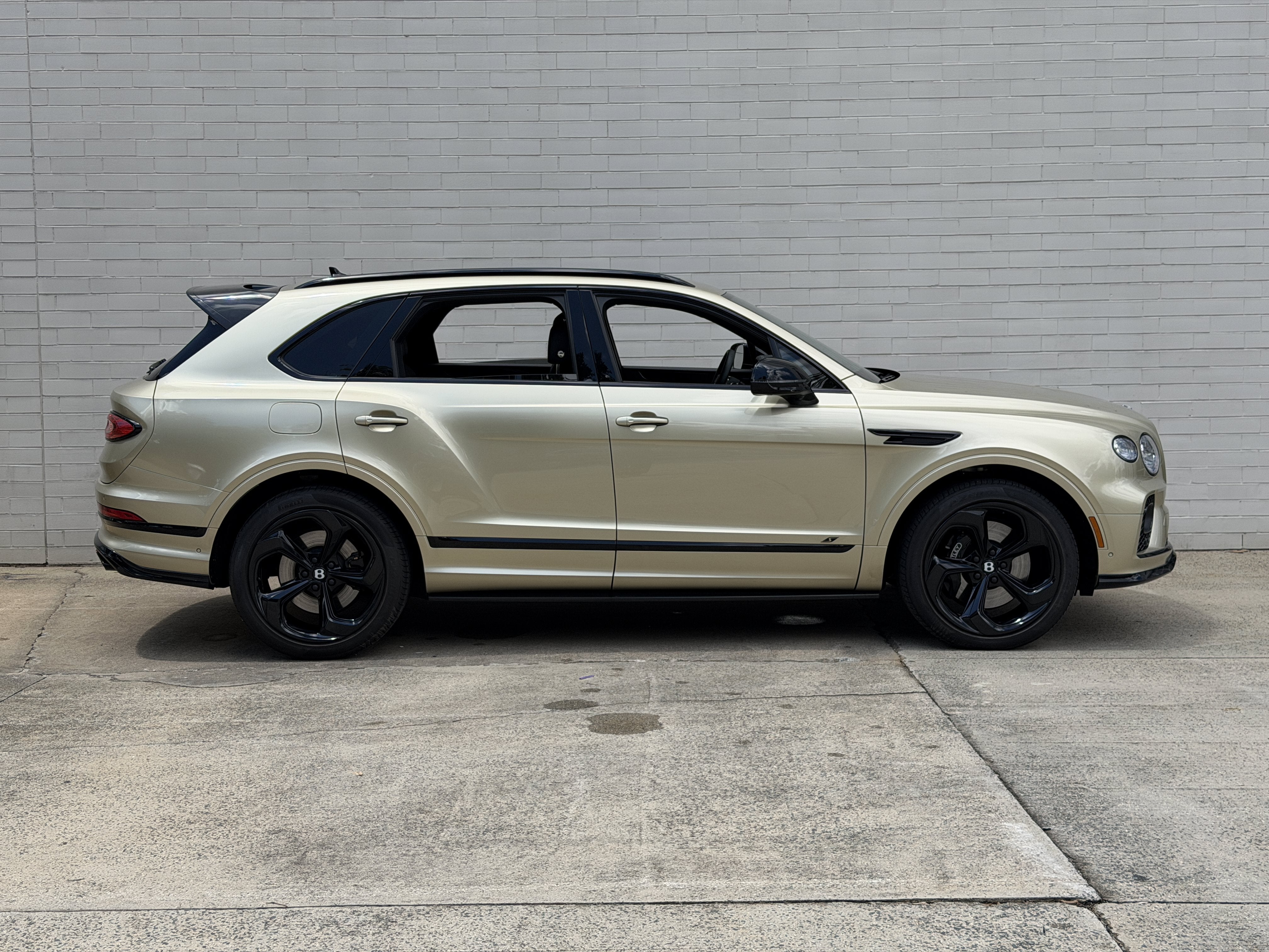 Used 2023 Sunburst Gold by Mulliner Bentley S image 6