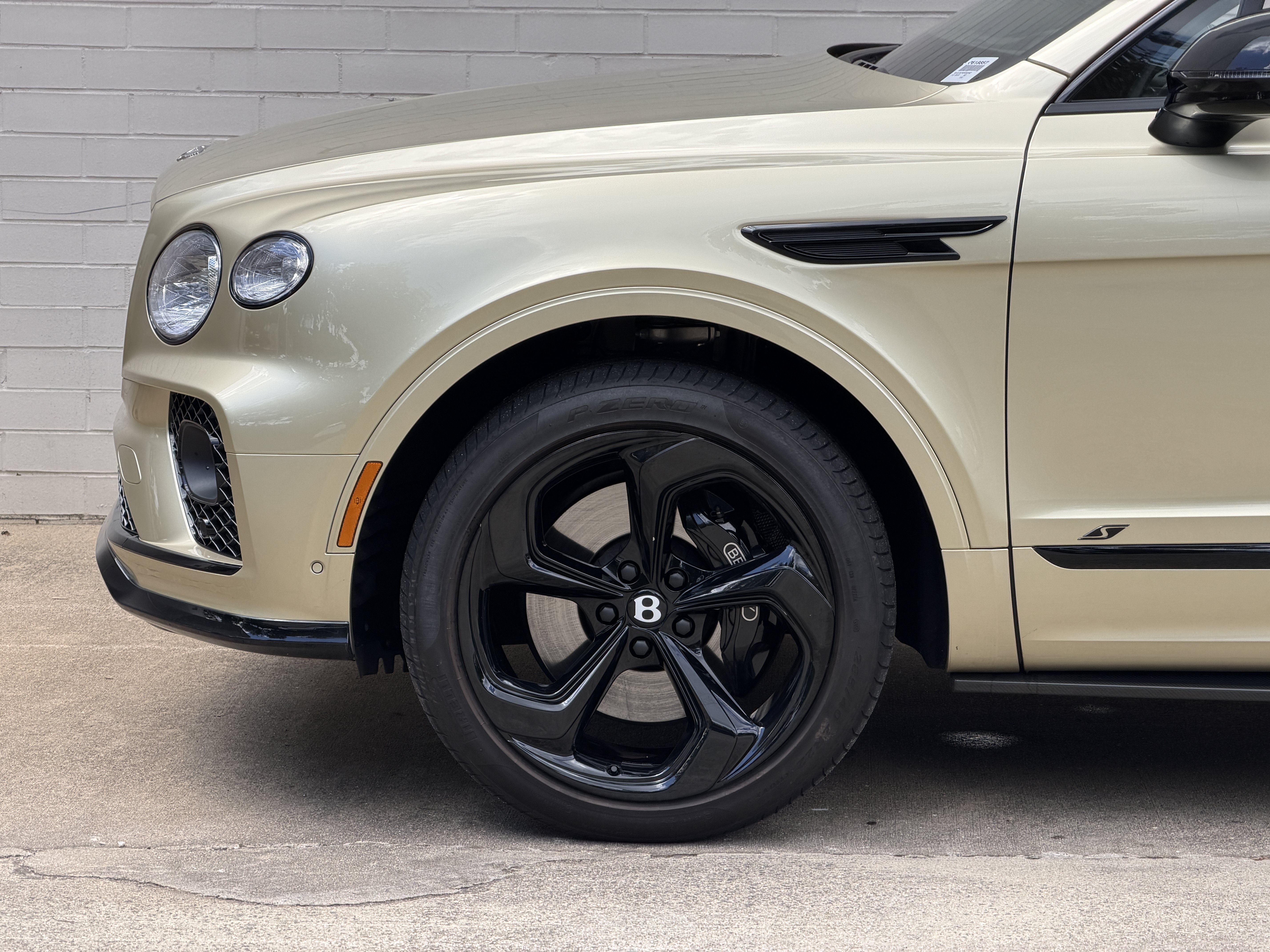 Used 2023 Sunburst Gold by Mulliner Bentley S image 14