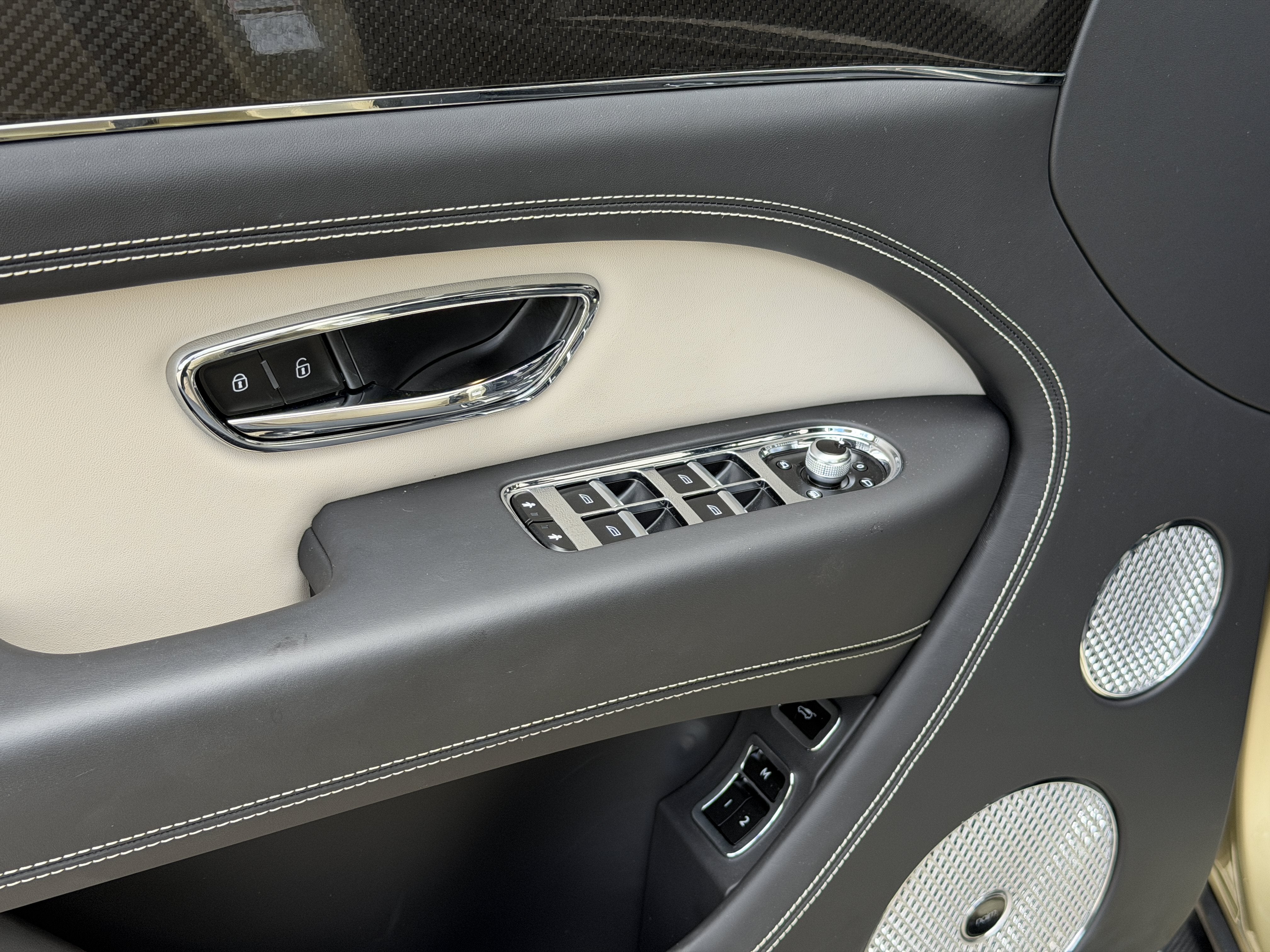 Used 2023 Sunburst Gold by Mulliner Bentley S image 16