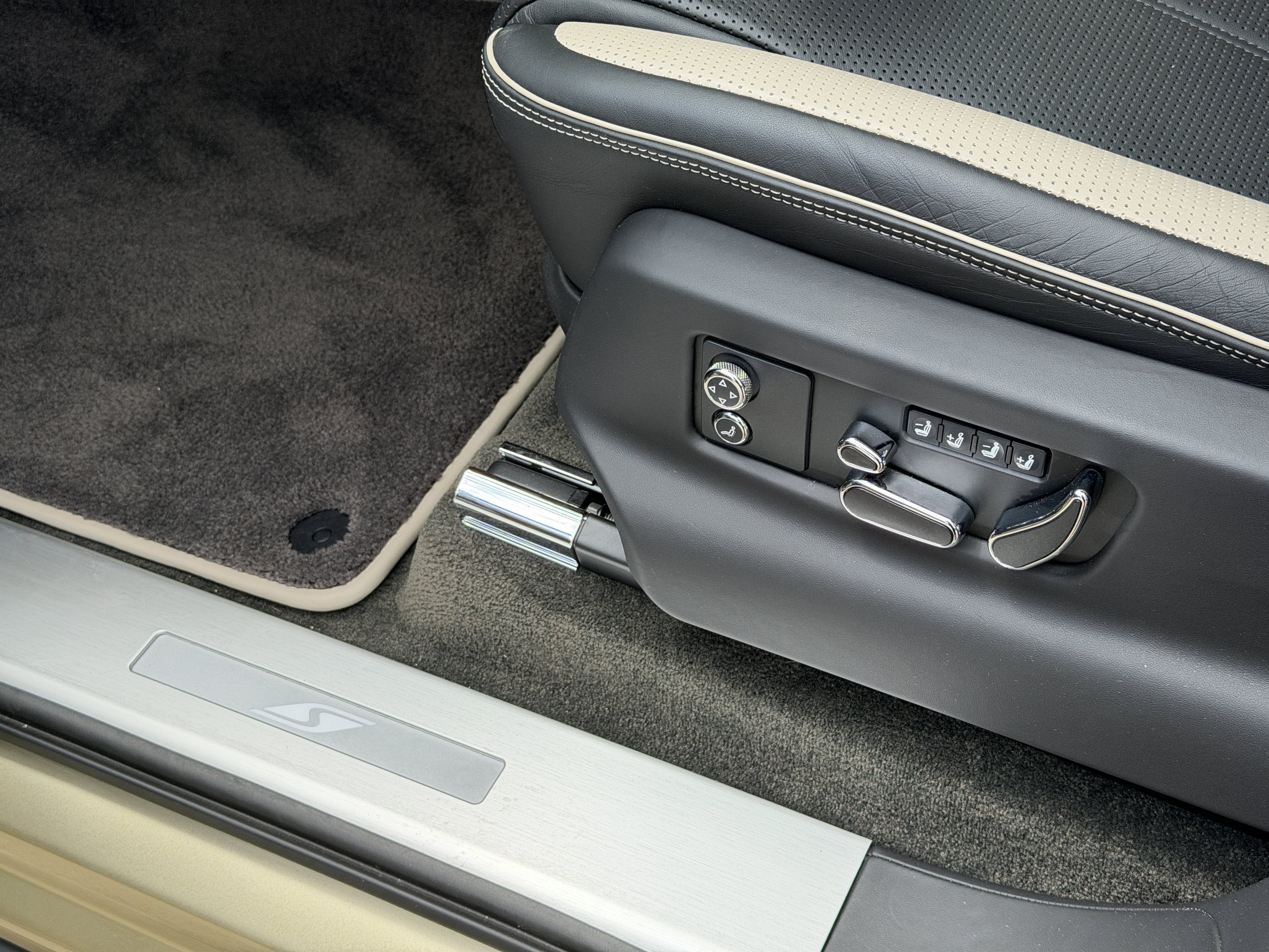 Used 2023 Sunburst Gold by Mulliner Bentley S image 18