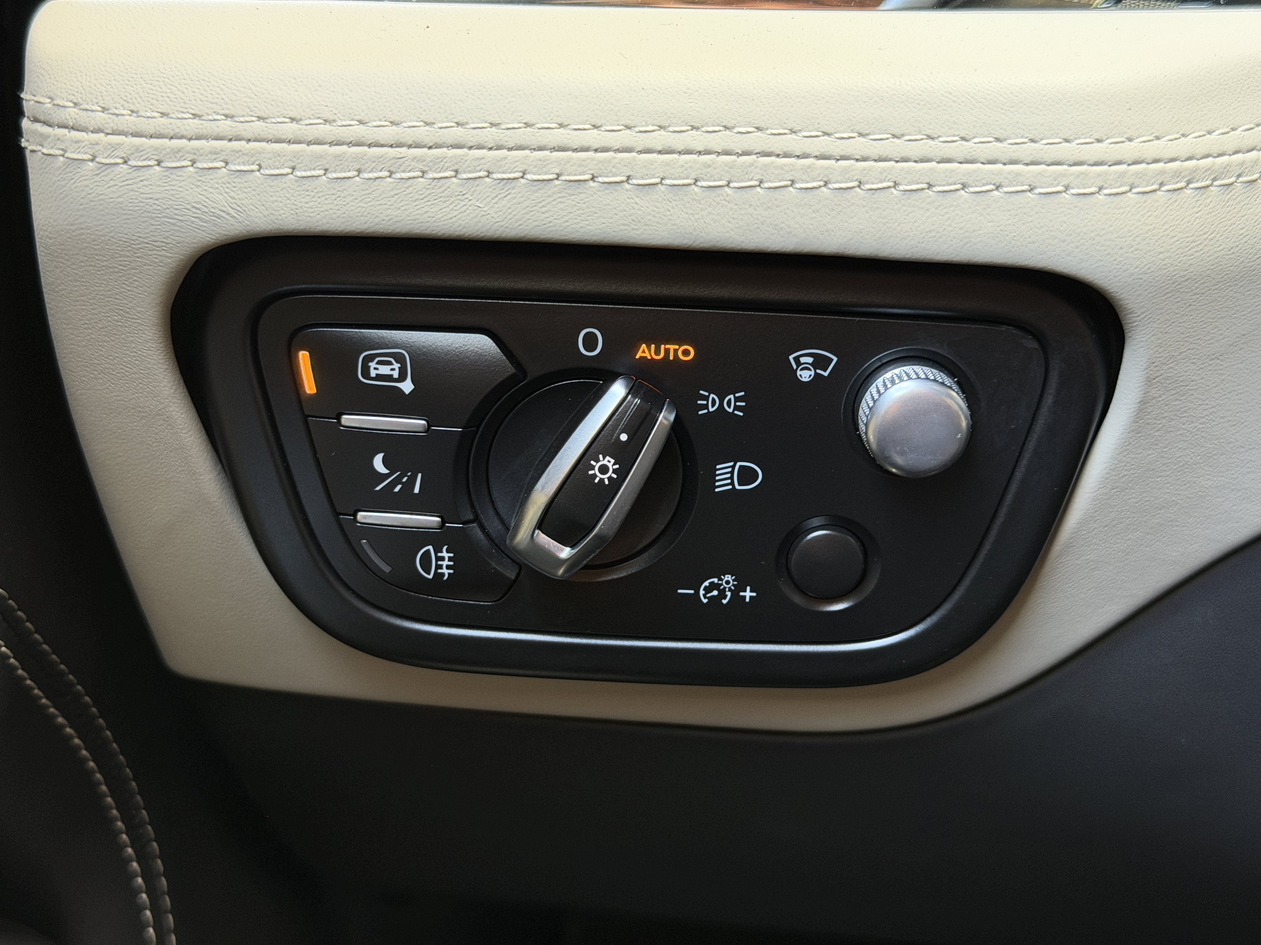 Used 2023 Sunburst Gold by Mulliner Bentley S image 19