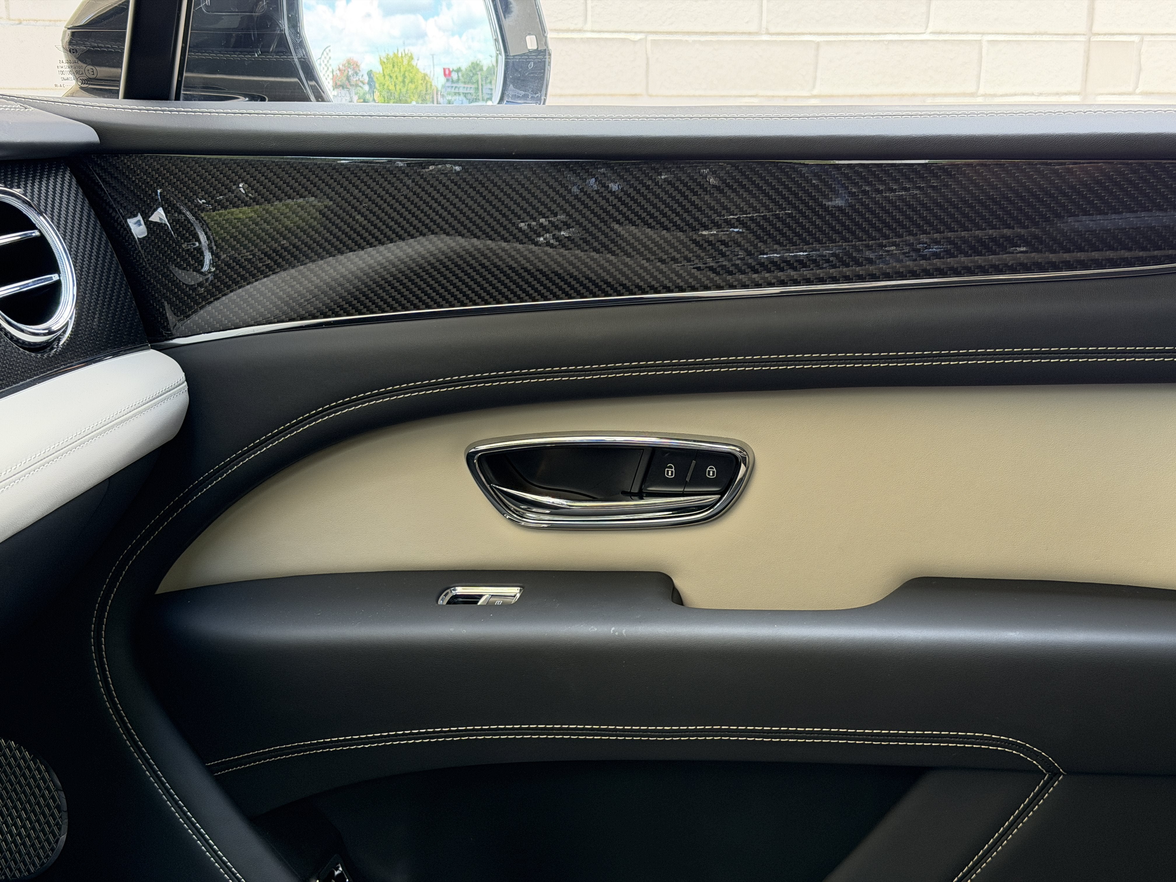 Used 2023 Sunburst Gold by Mulliner Bentley S image 31