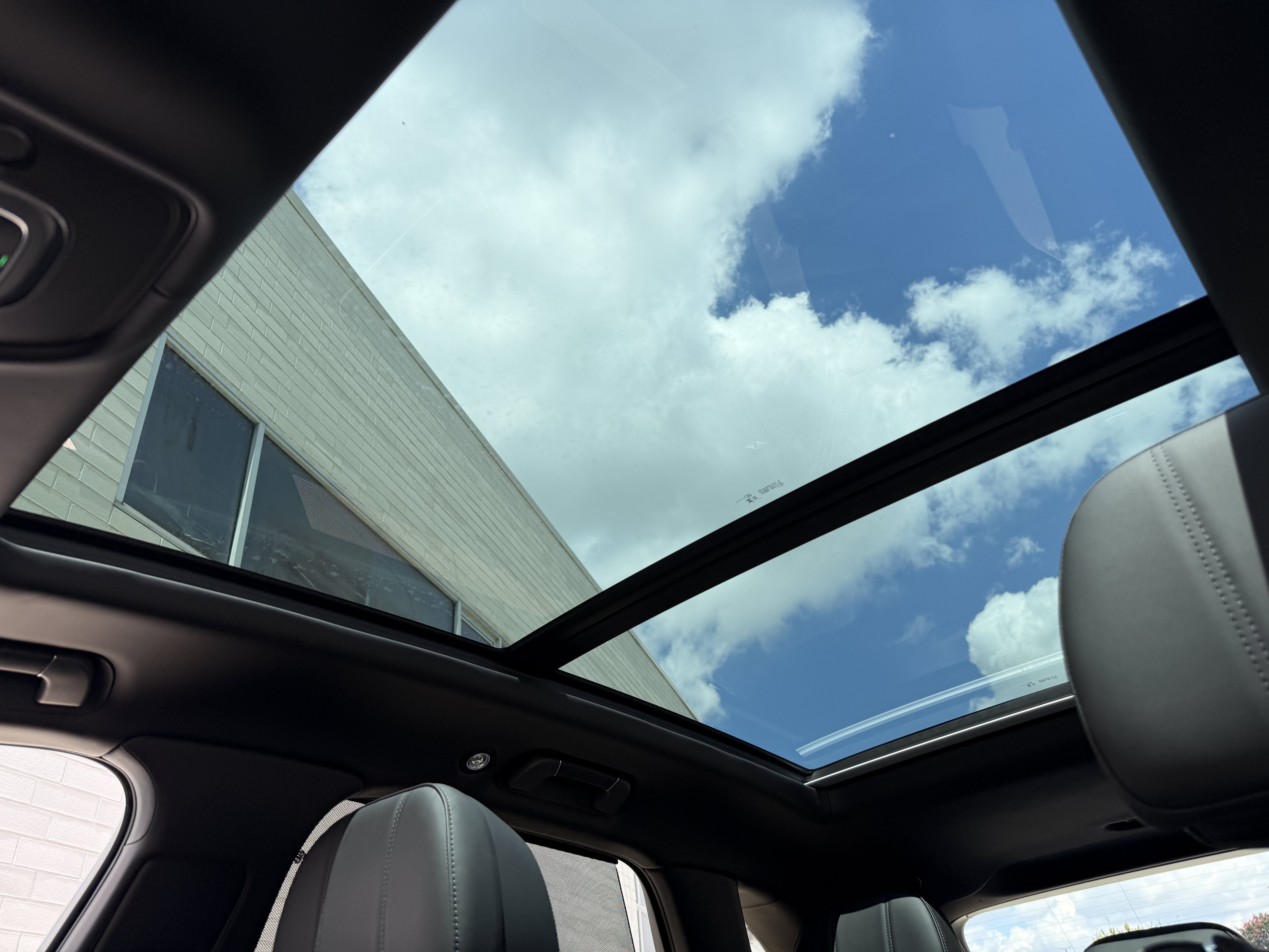 Used 2023 Sunburst Gold by Mulliner Bentley S image 34