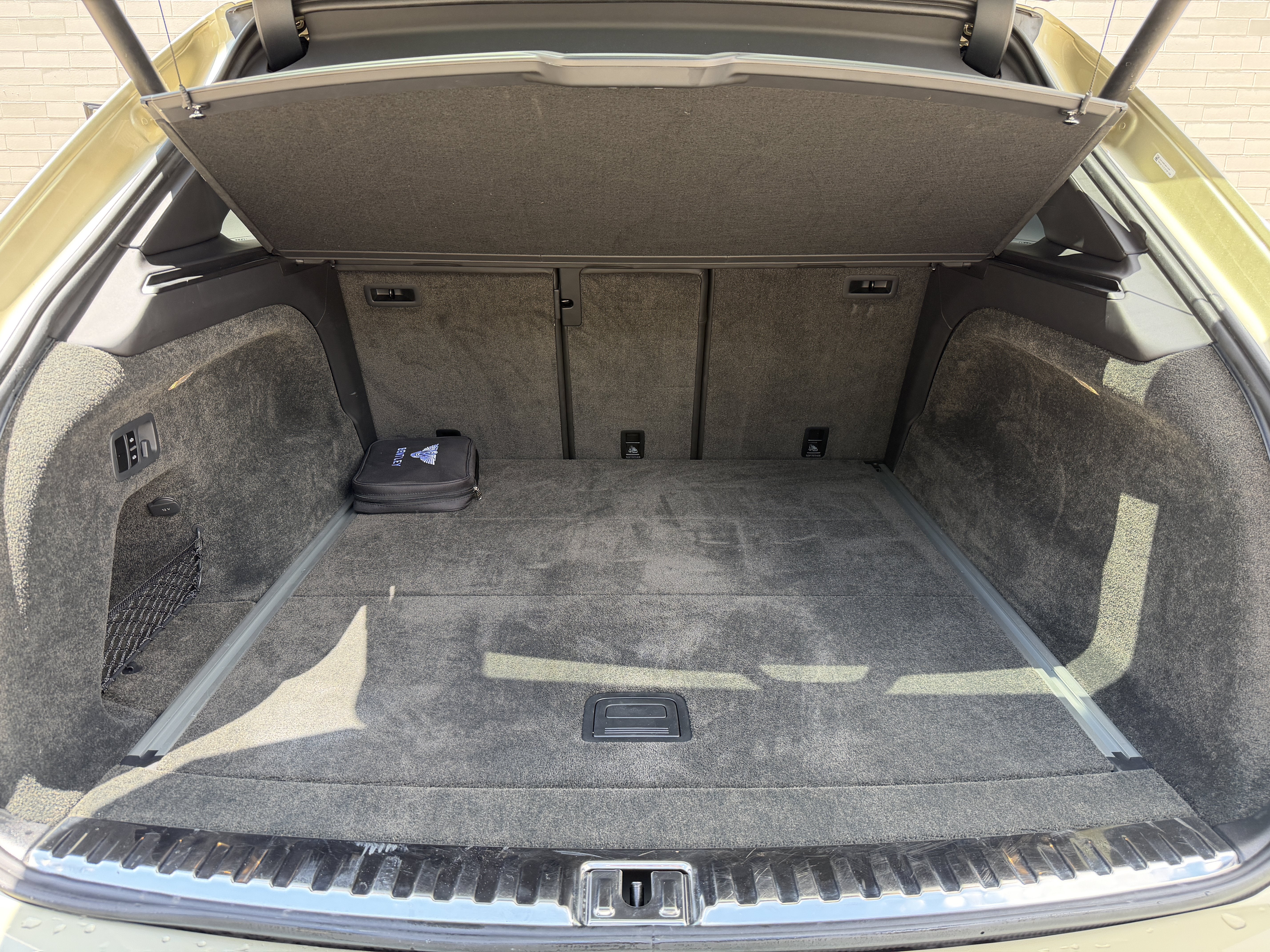 Used 2023 Sunburst Gold by Mulliner Bentley S image 38