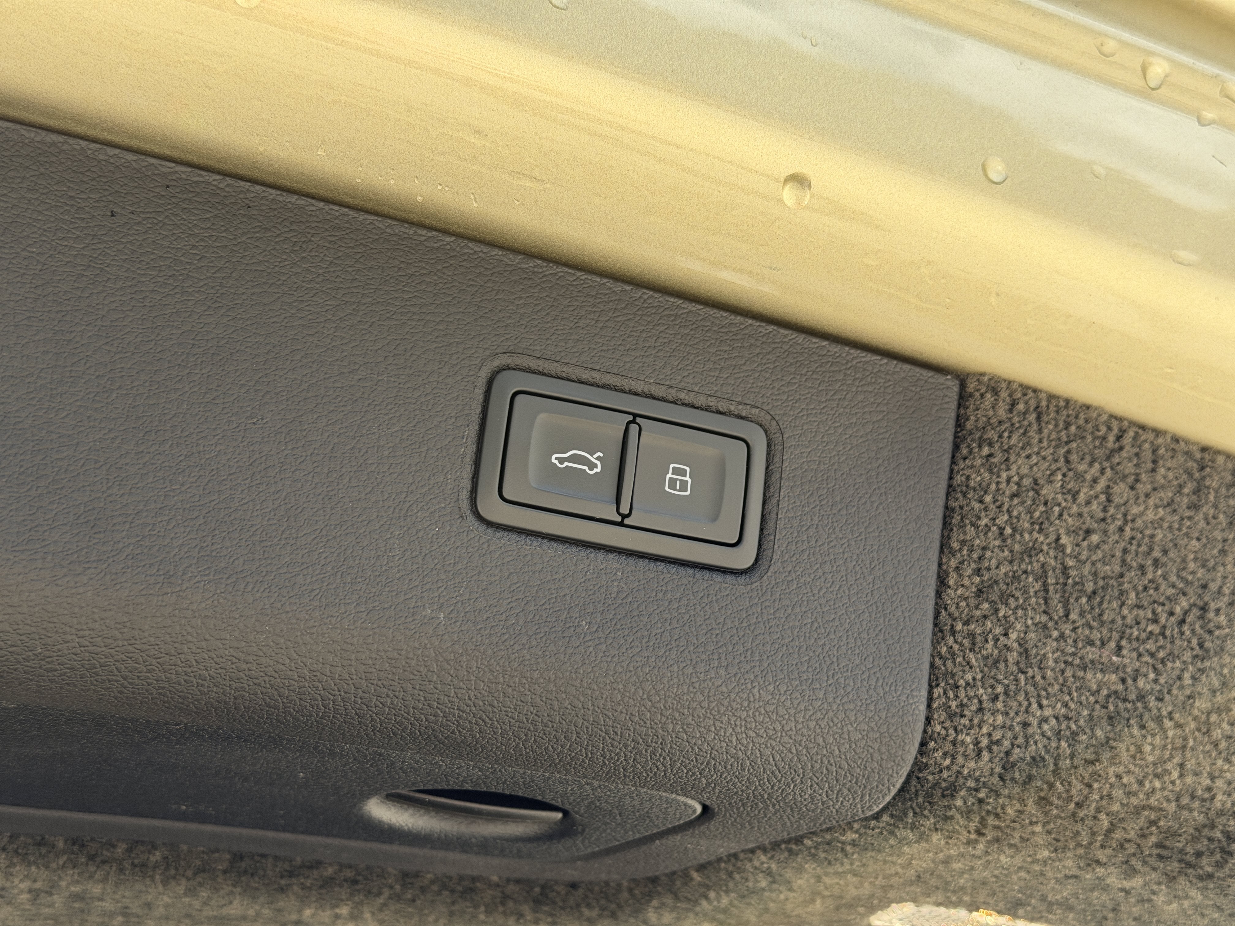 Used 2023 Sunburst Gold by Mulliner Bentley S image 40