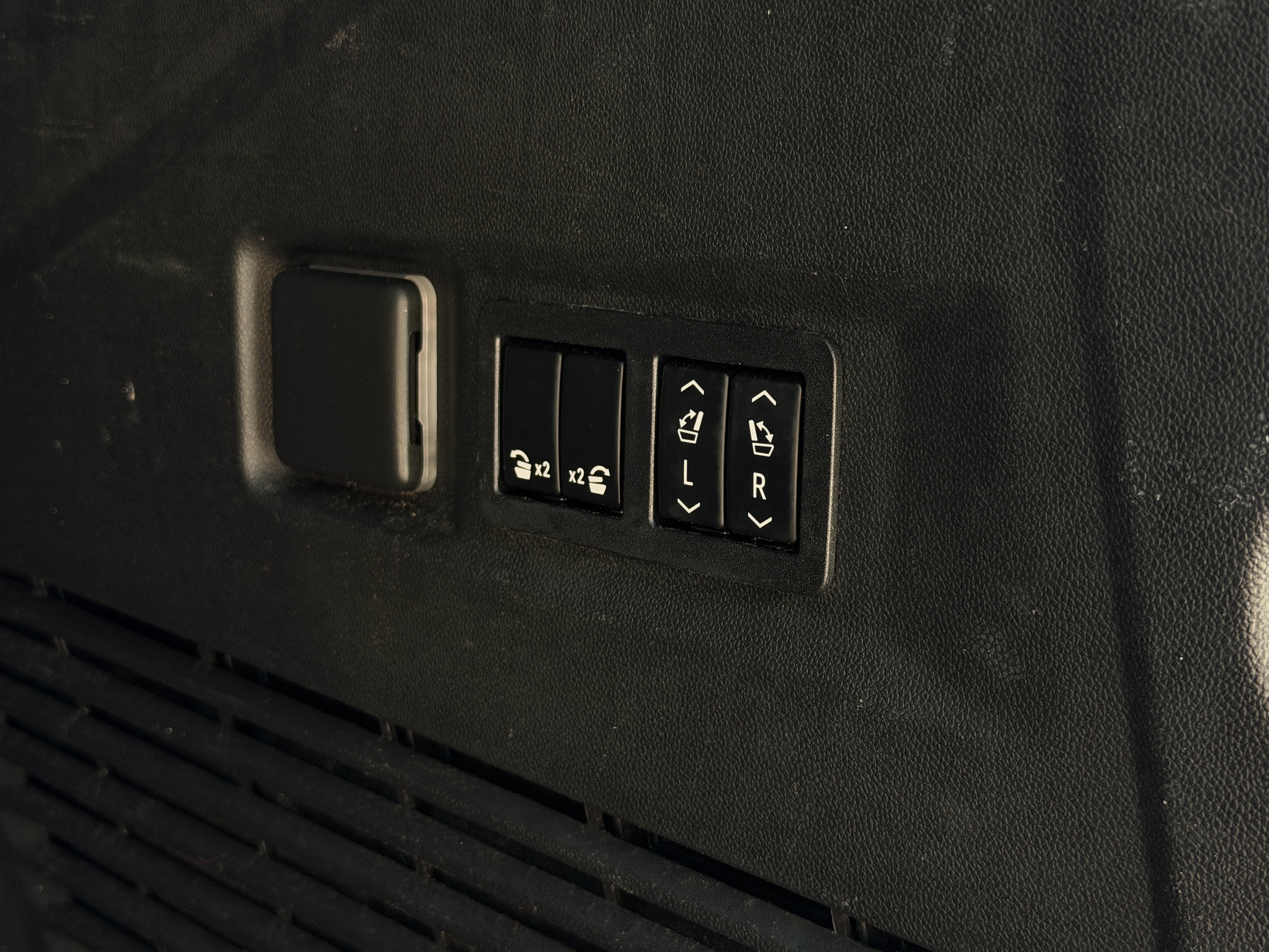 Used 2022 Onyx Black GMC SLT image 40