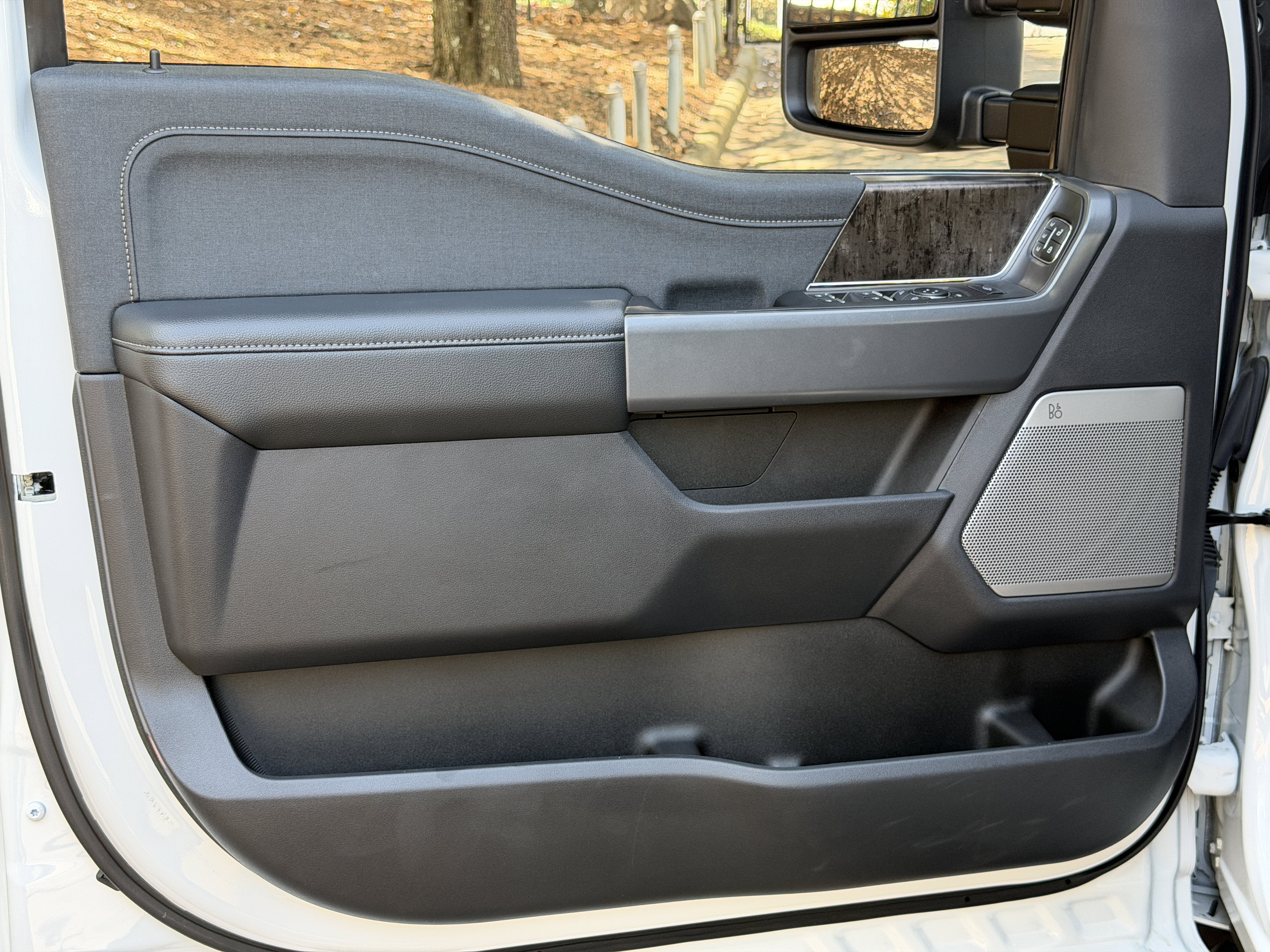 Used 2024 Oxford White Ford SuperCrew 4WD image 13