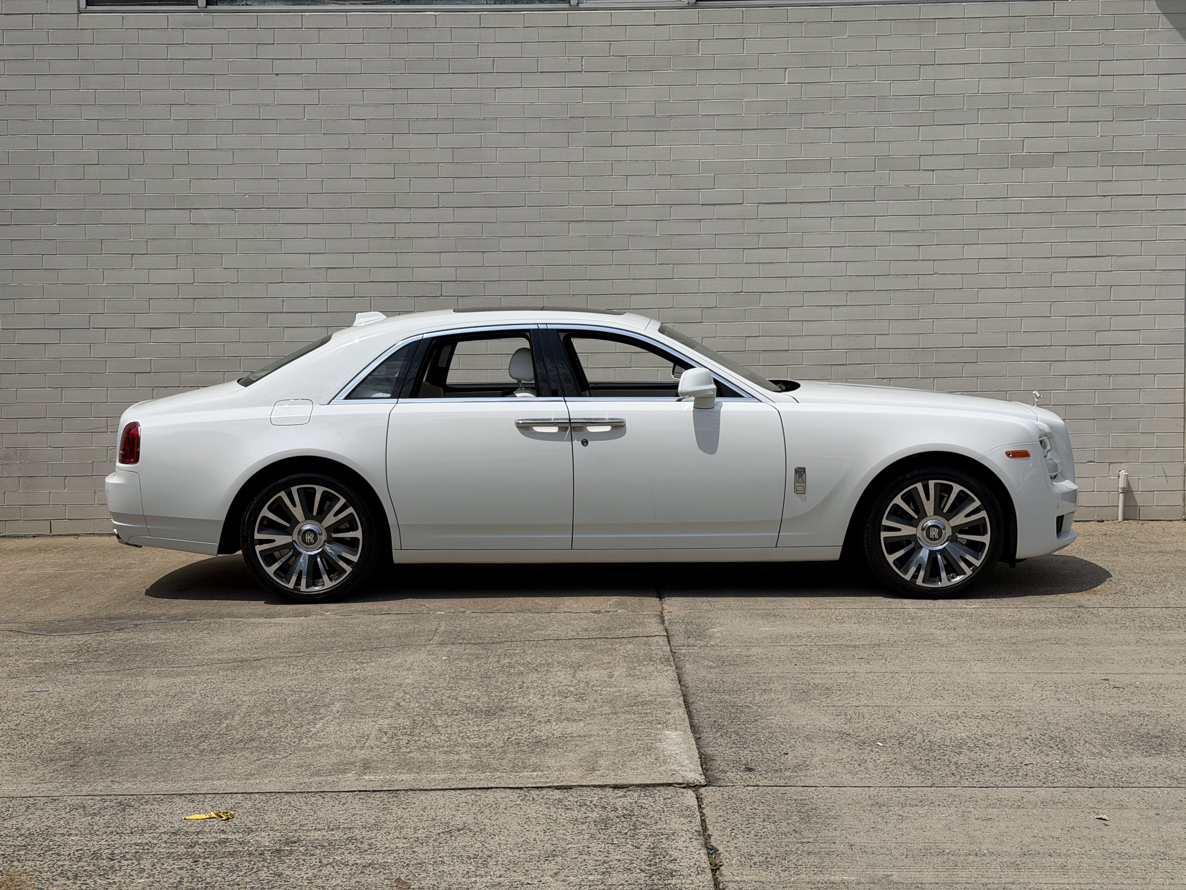 Used 2018 English White Rolls-Royce Base image 2