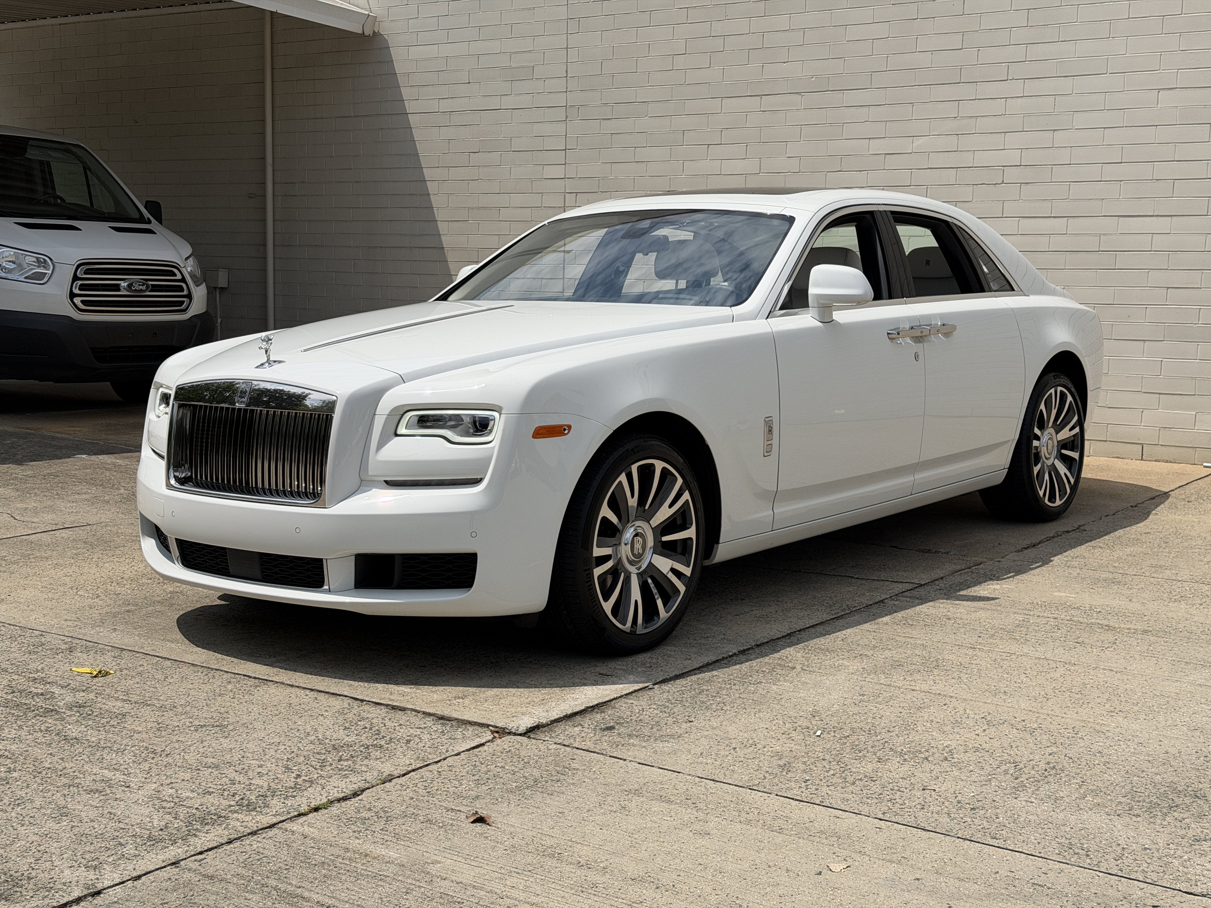 Used 2018 English White Rolls-Royce Base image 3
